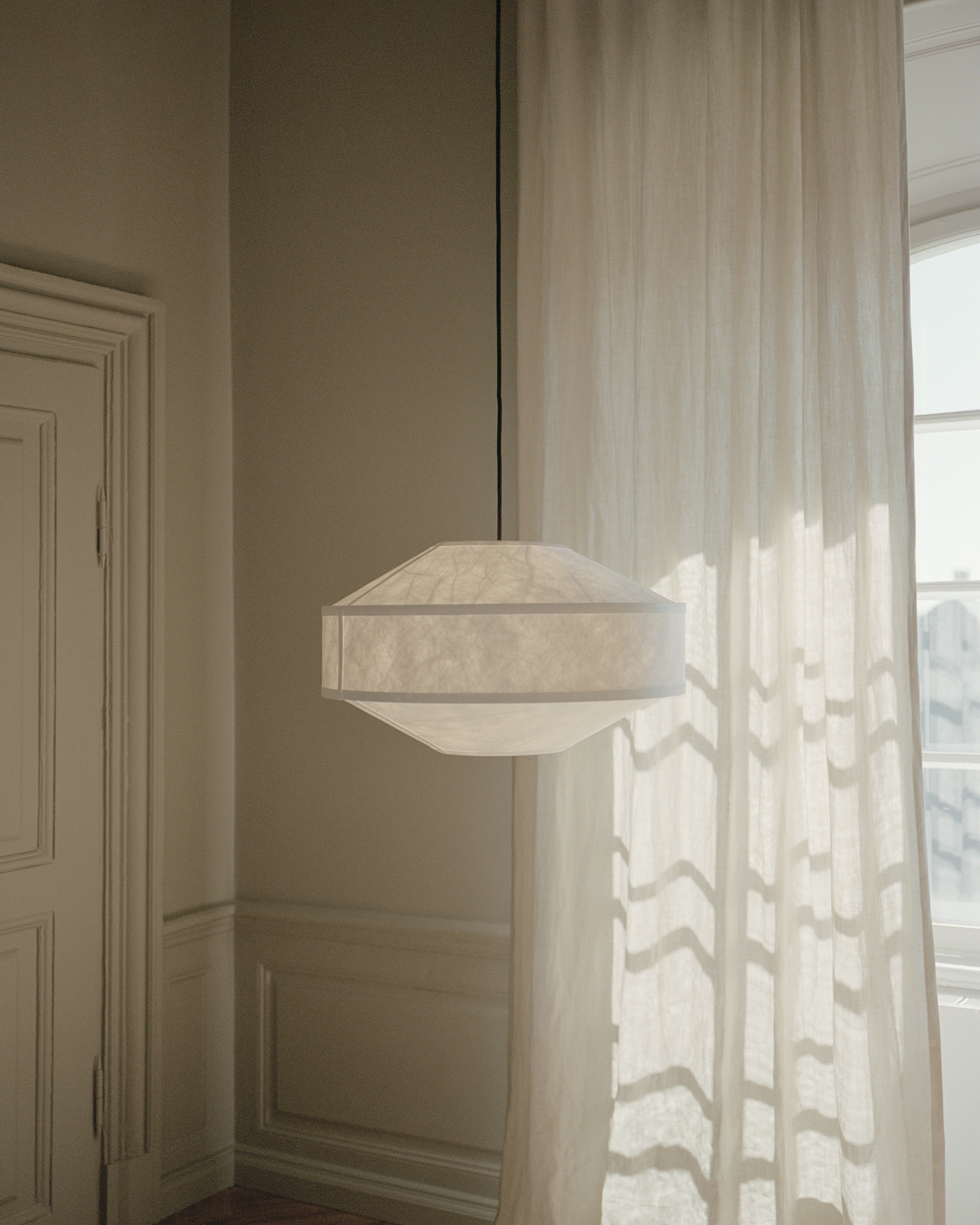 Závesná lampa KITE biela