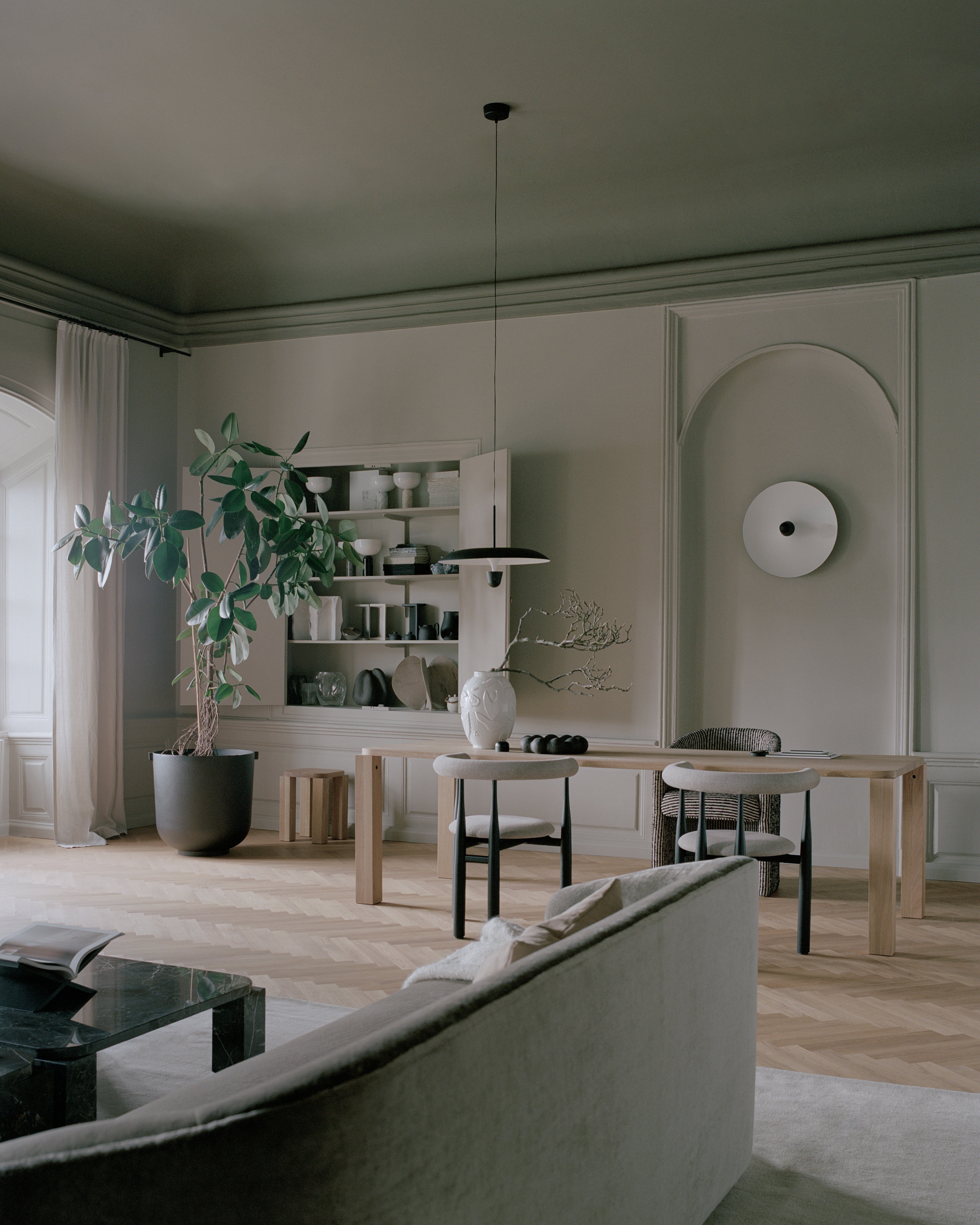 Nástenná lampa KANTARELL čierna s bielym povrchom