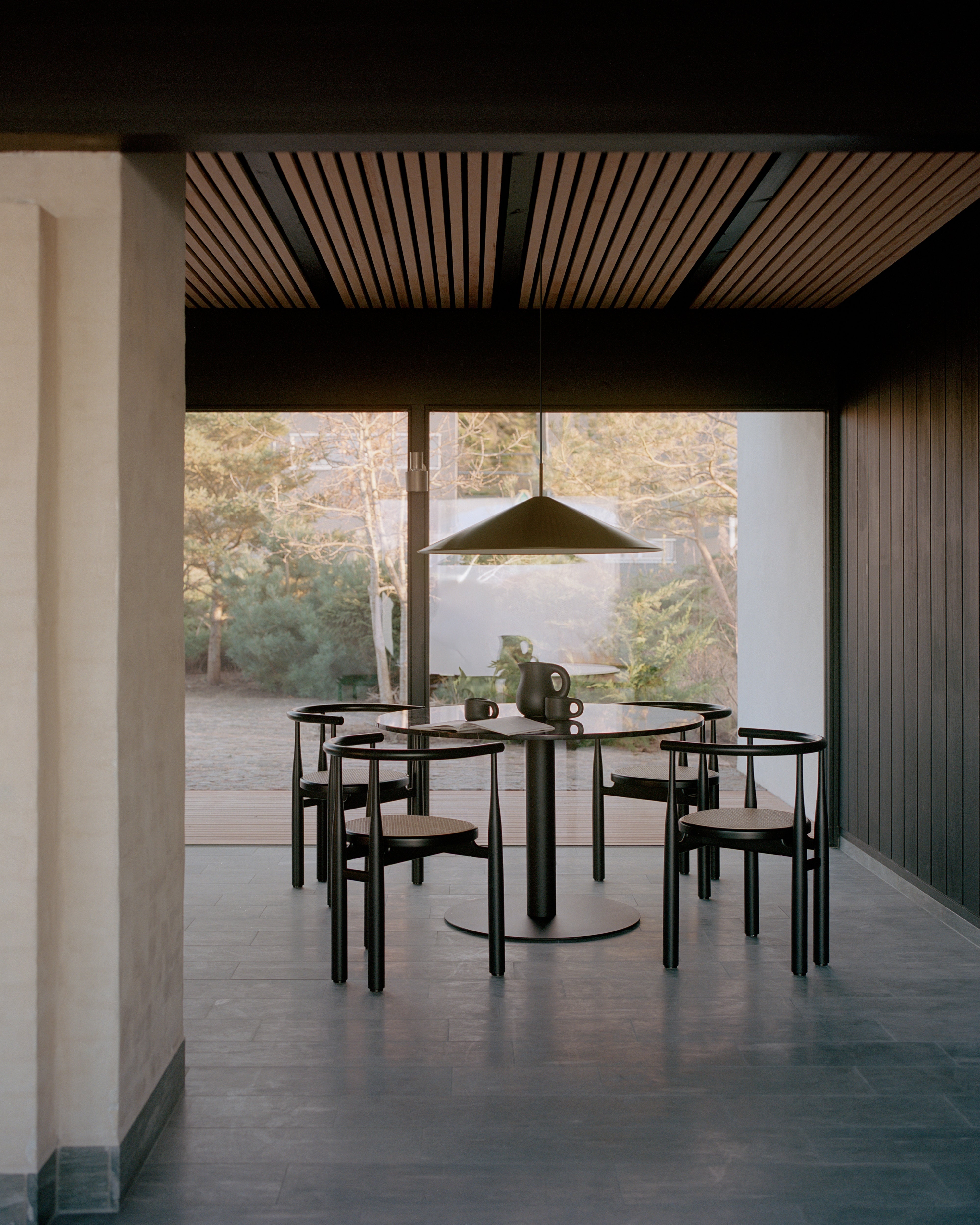 Kruhový barový stolík FLORENCE čierny mramor s čiernym podstavcom