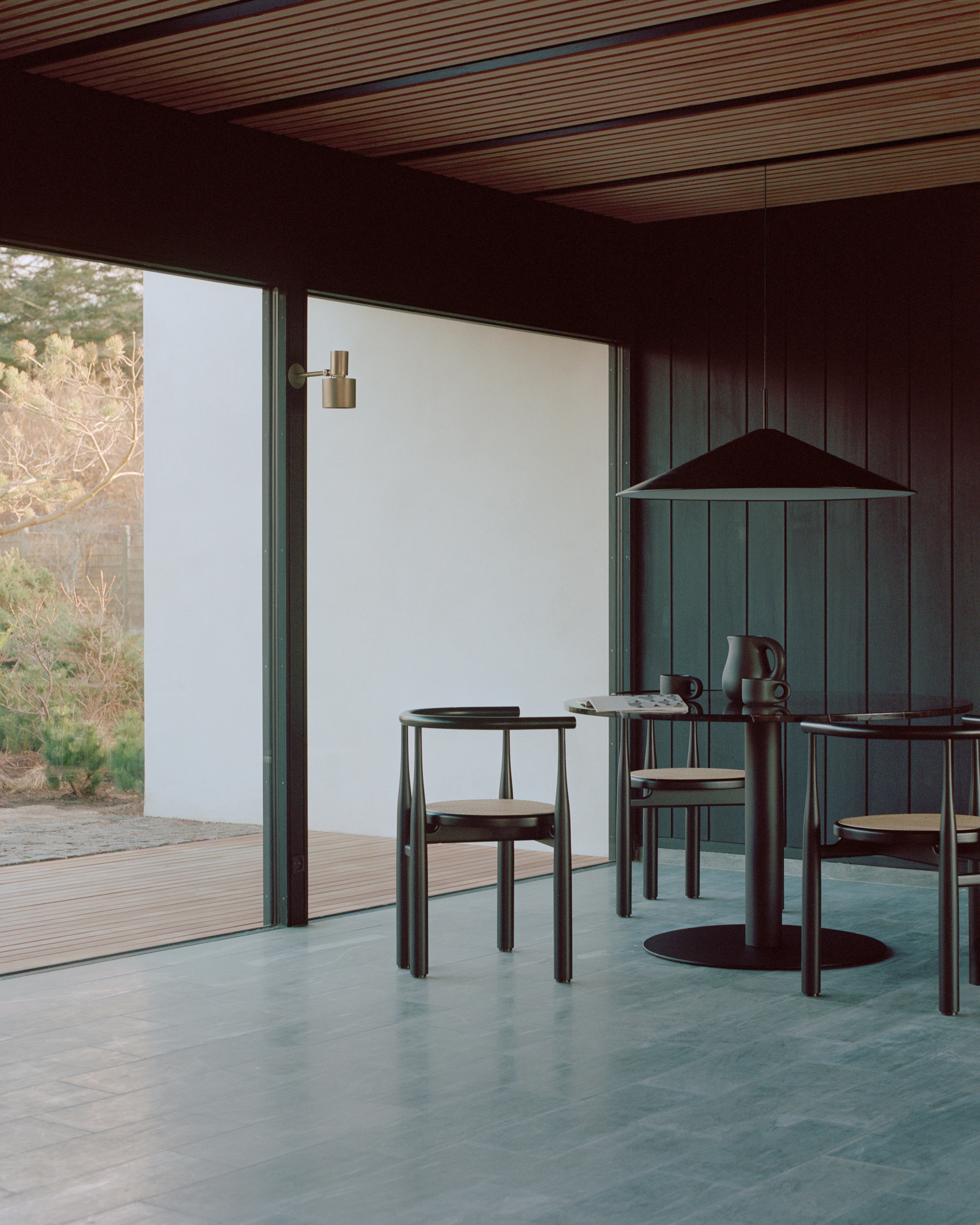 Kruhový barový stolík FLORENCE čierny mramor s čiernym podstavcom