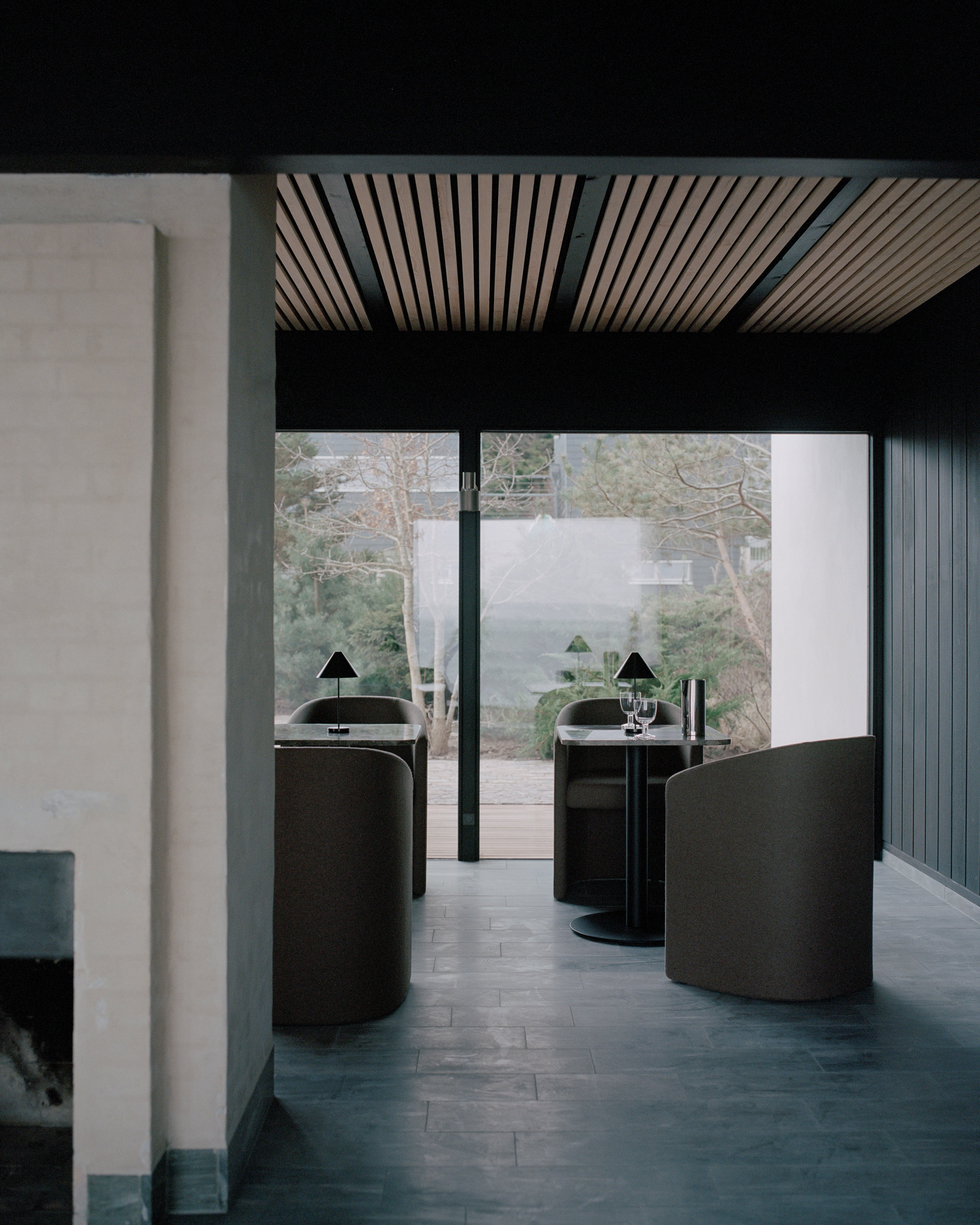 Barový stolík FLORENCE béžový mramor s čiernym podstavcom