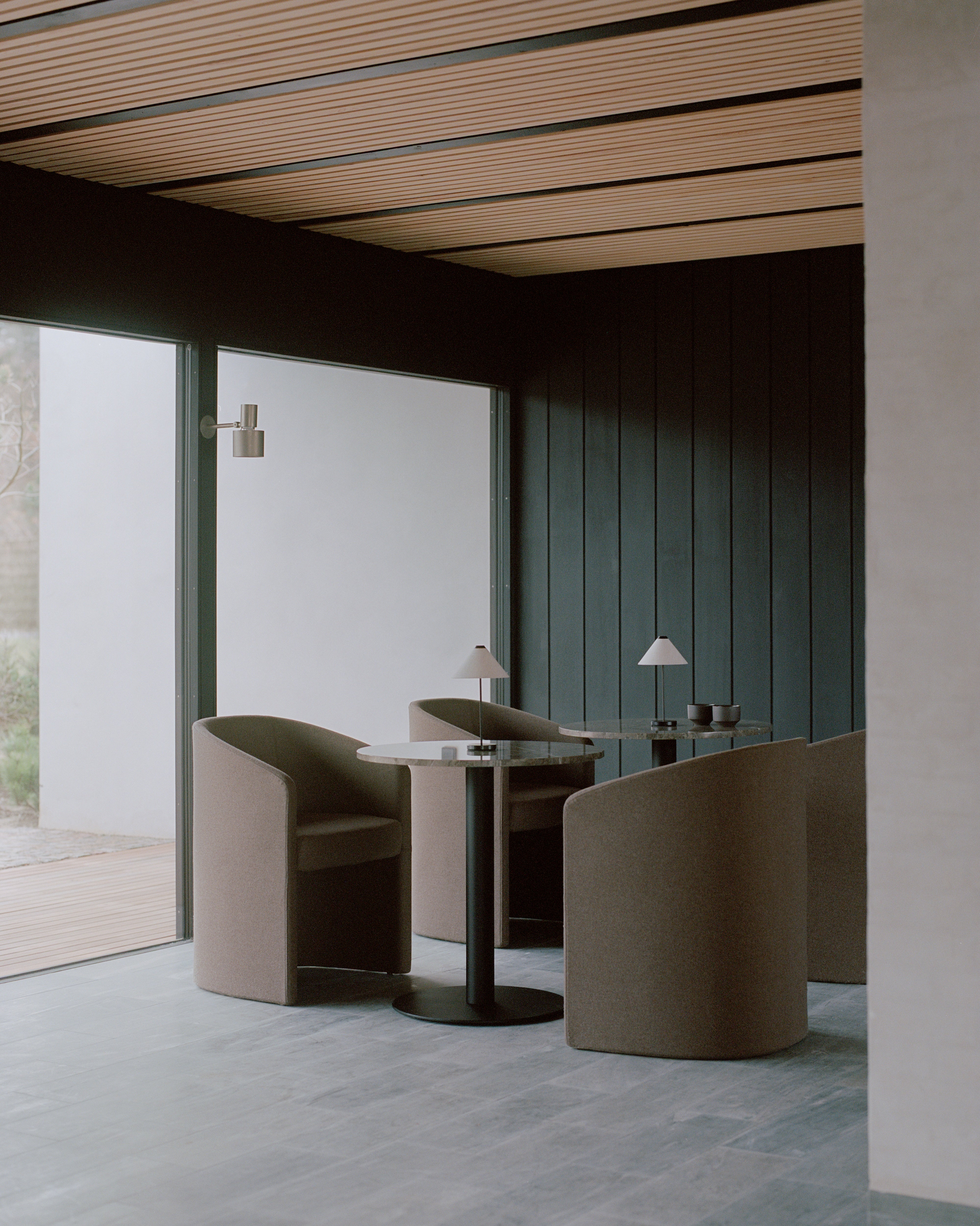 Kruhový barový stolík FLORENCE béžový mramor s čiernym podstavcom