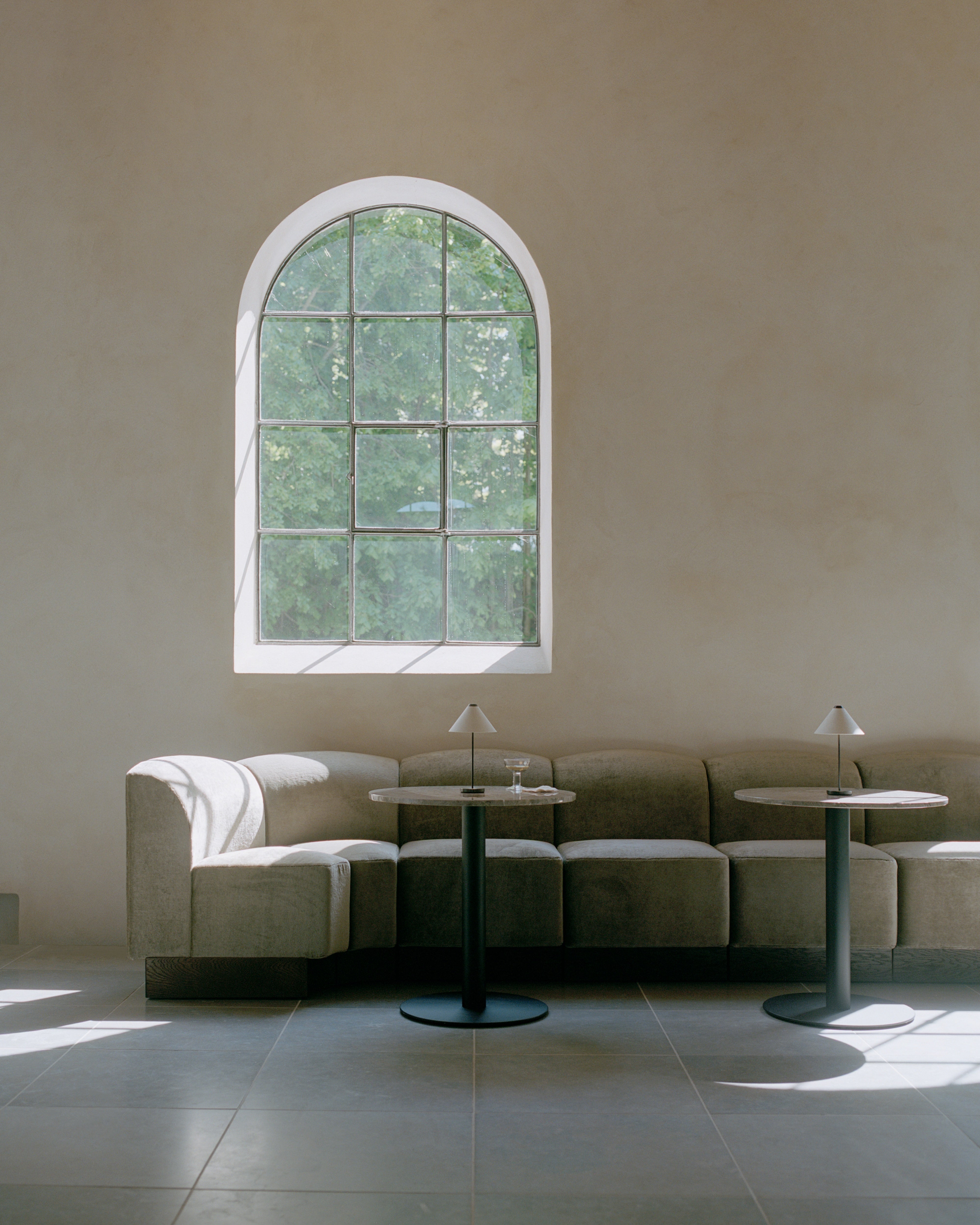 Kruhový barový stolík FLORENCE béžový mramor s čiernym podstavcom