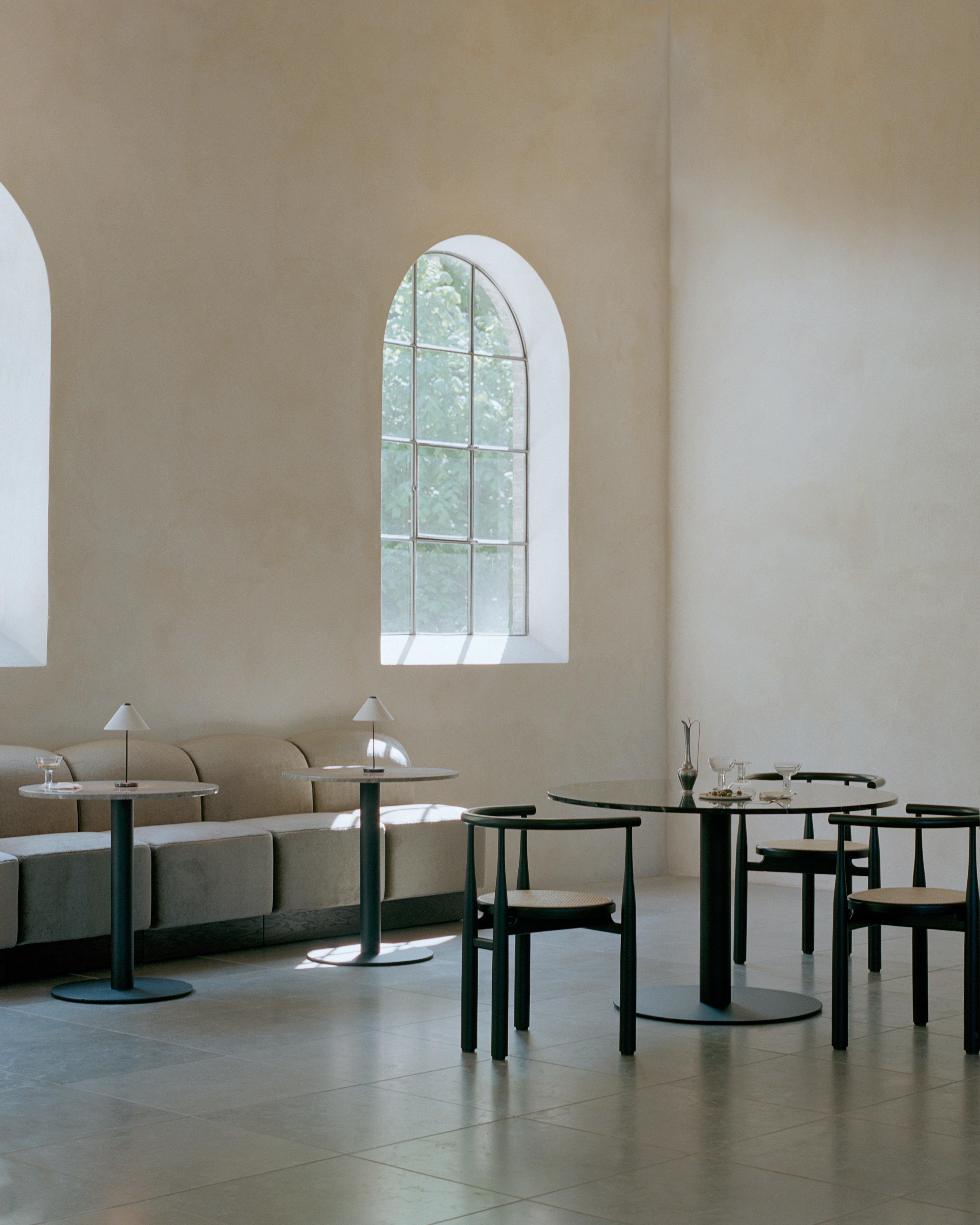 Kruhový barový stolík FLORENCE čierny mramor s čiernym podstavcom