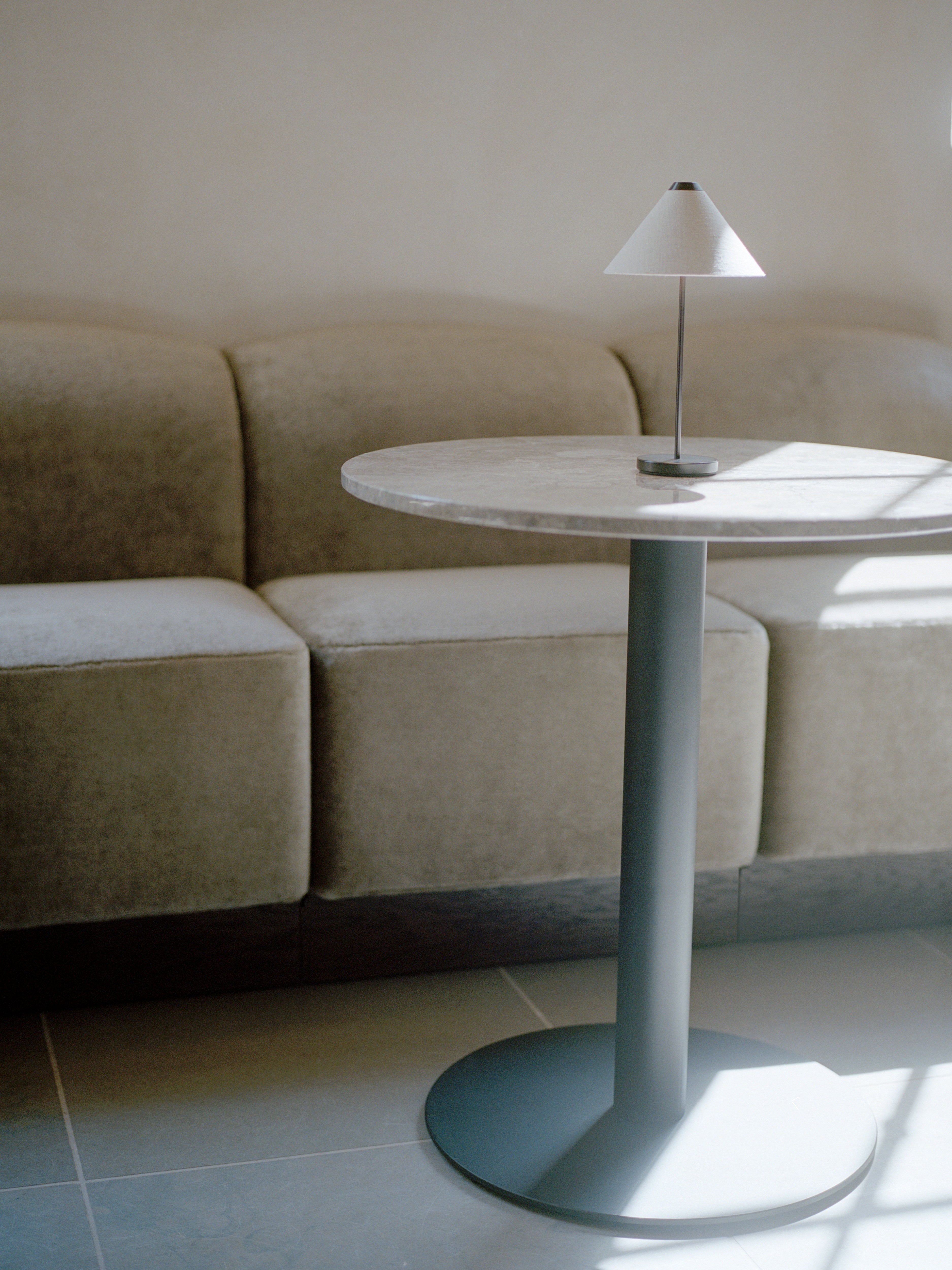 Kruhový barový stolík FLORENCE béžový mramor s čiernym podstavcom