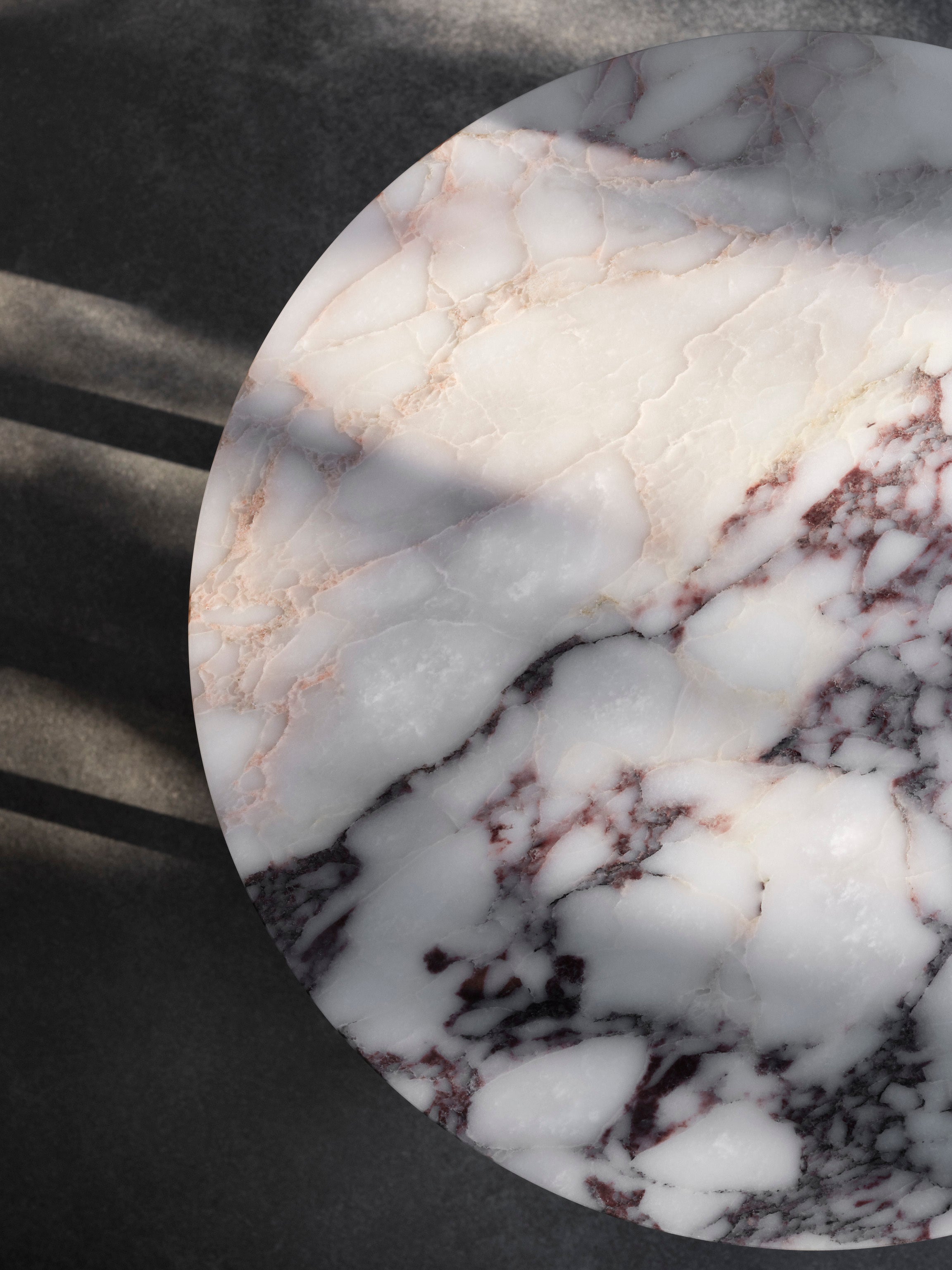 Kávový stolík FLORENCE bielo-fialový mramor s bielym podstavcom