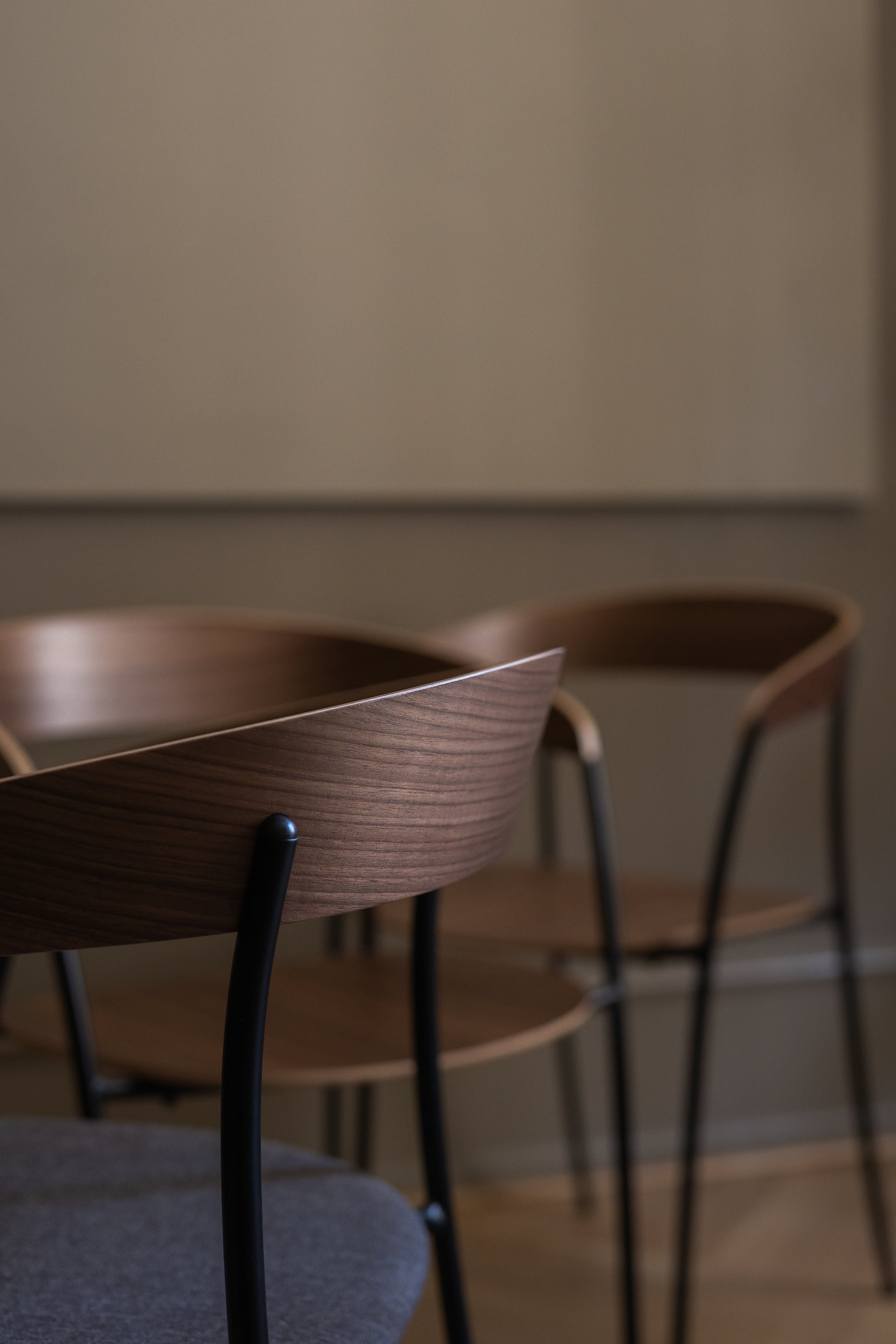 Chair with armrests Missing Nut veneer