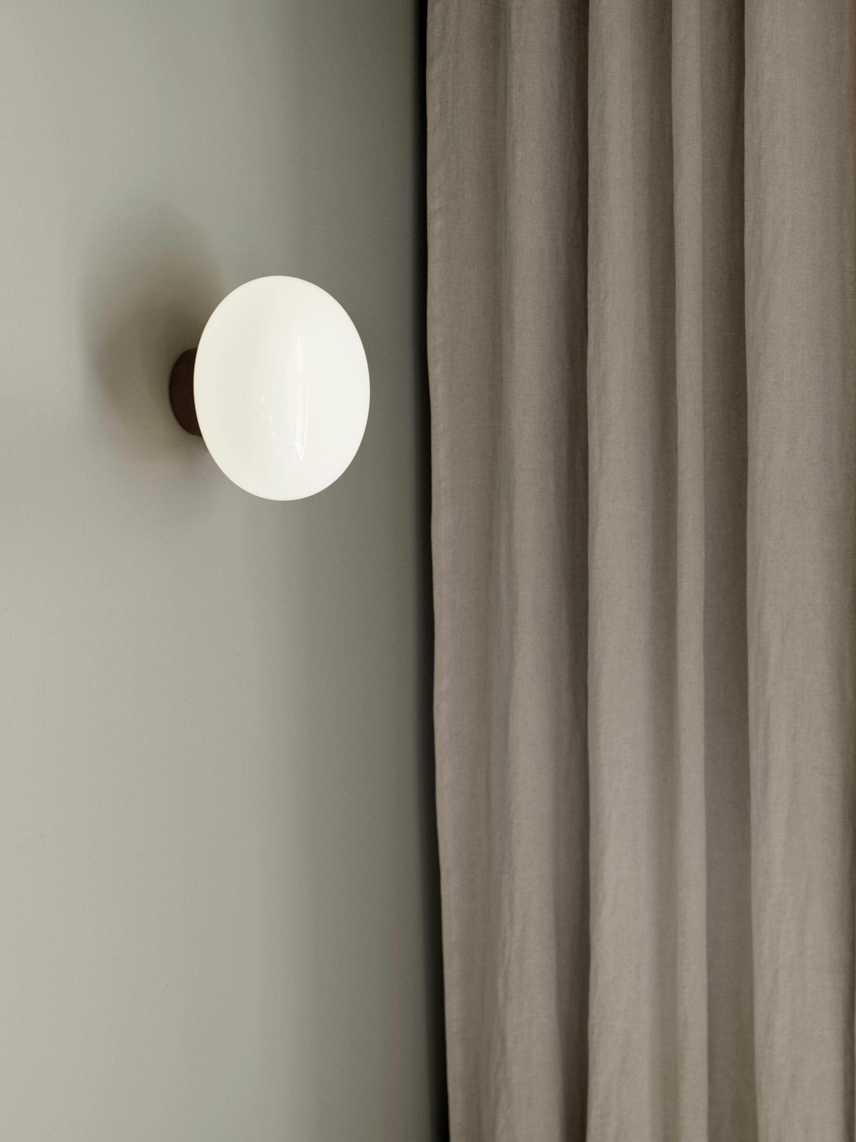 Nástenné svietidlo KARL-JOHAN opalizujúce sklo s dymovou dubovou základňou