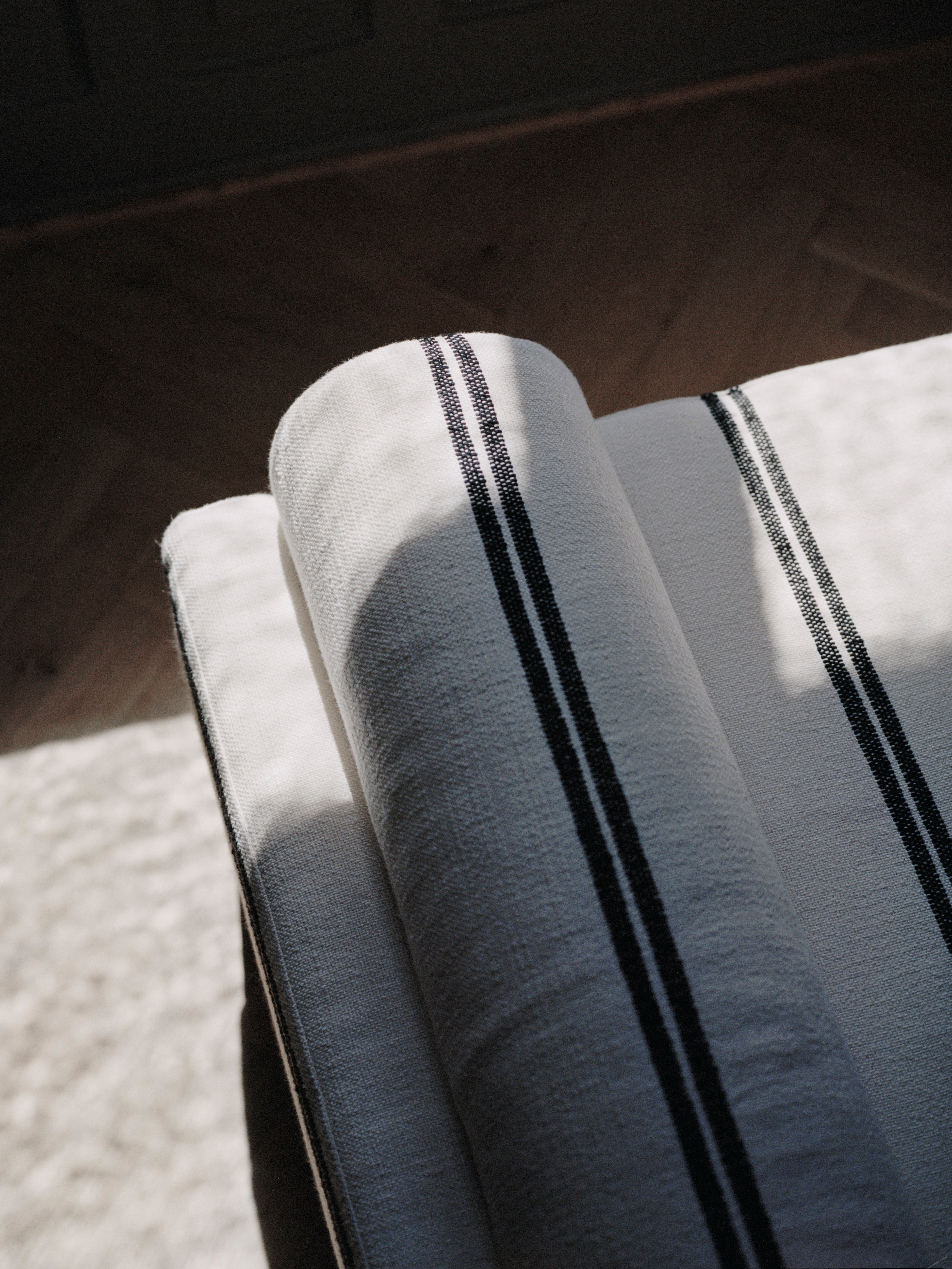 Pohovka MASS čalúnená s dreveným podstavcom