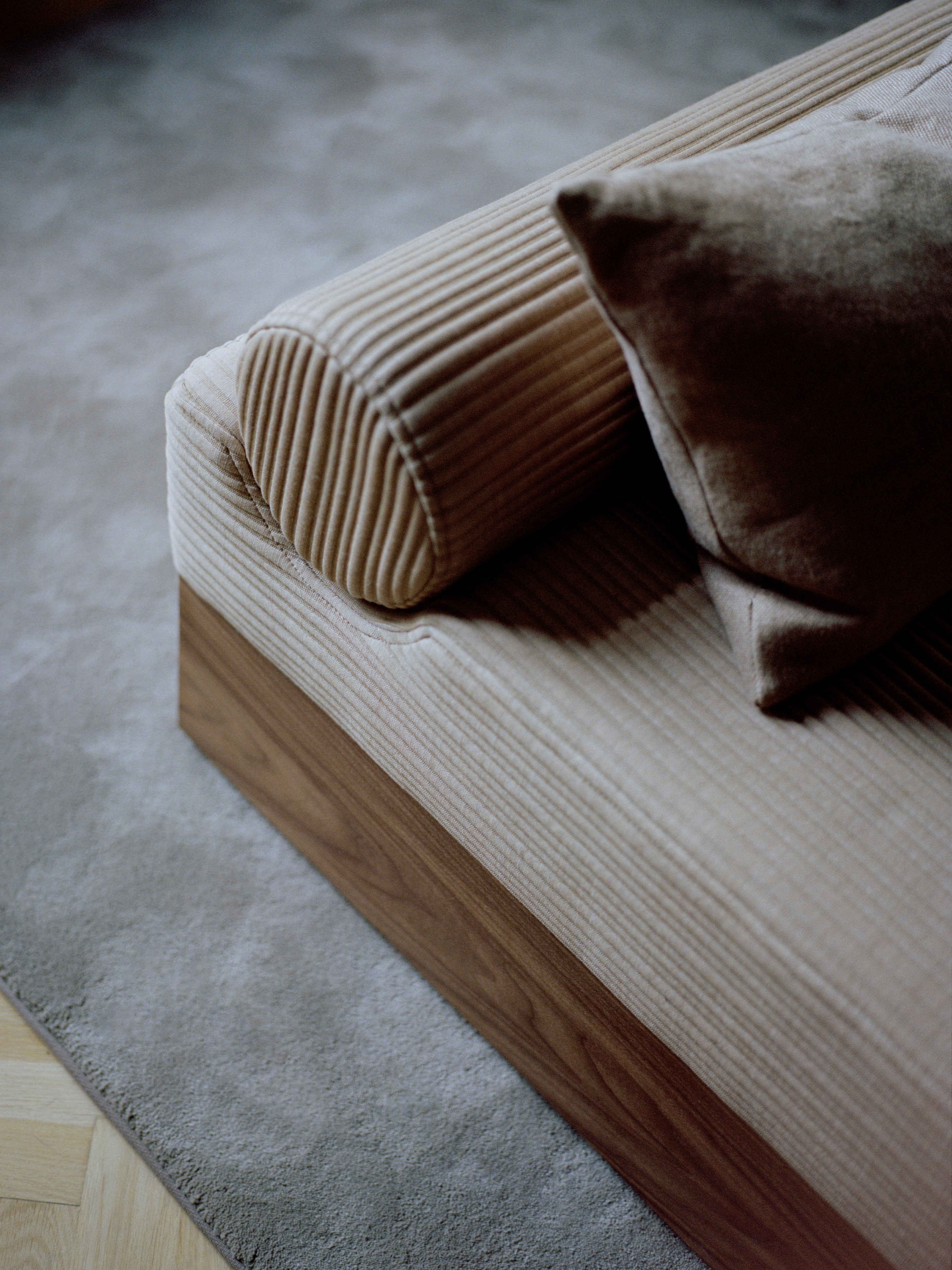 Pohovka MASS čalúnená s dreveným podstavcom