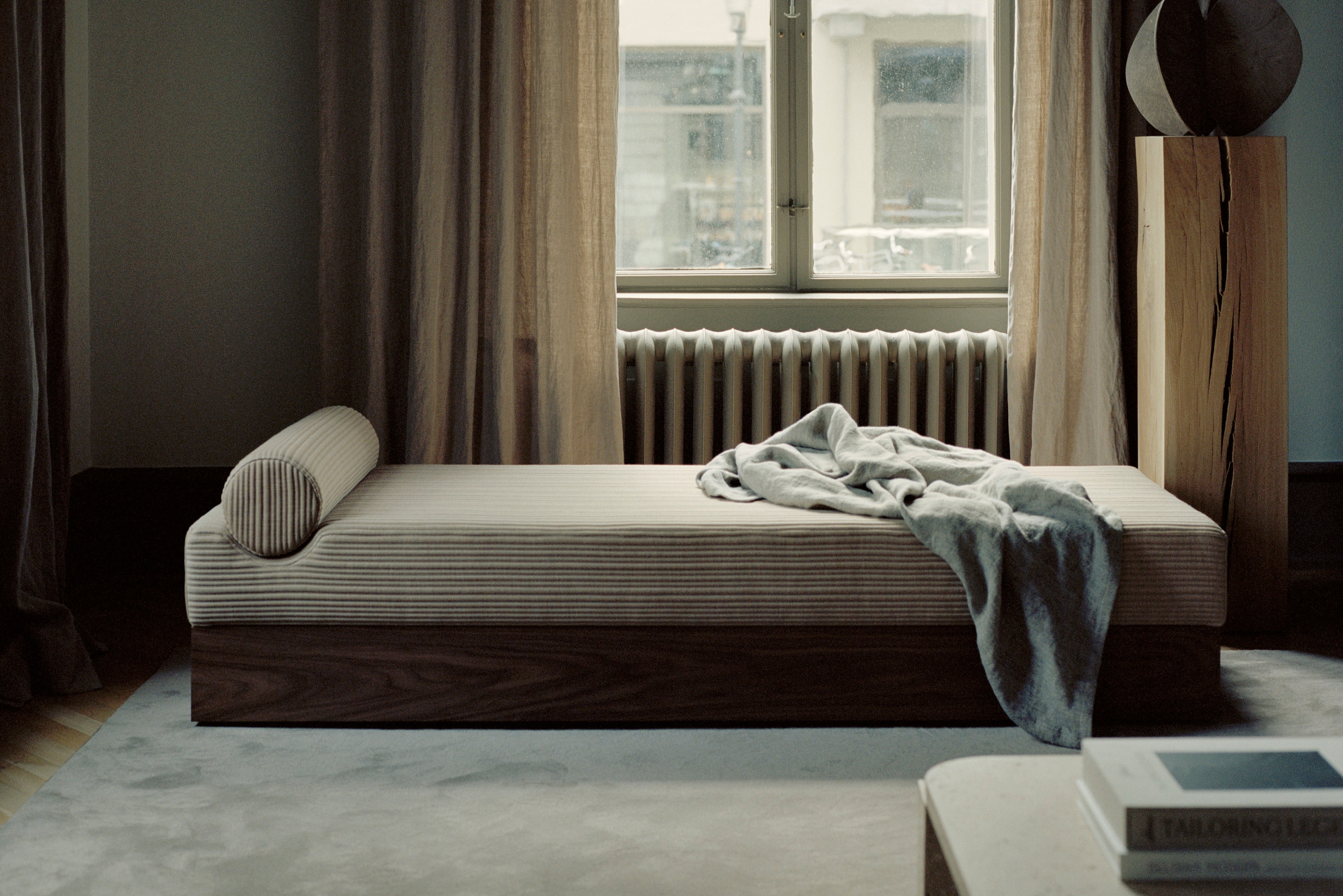 Pohovka MASS čalúnená s dreveným podstavcom