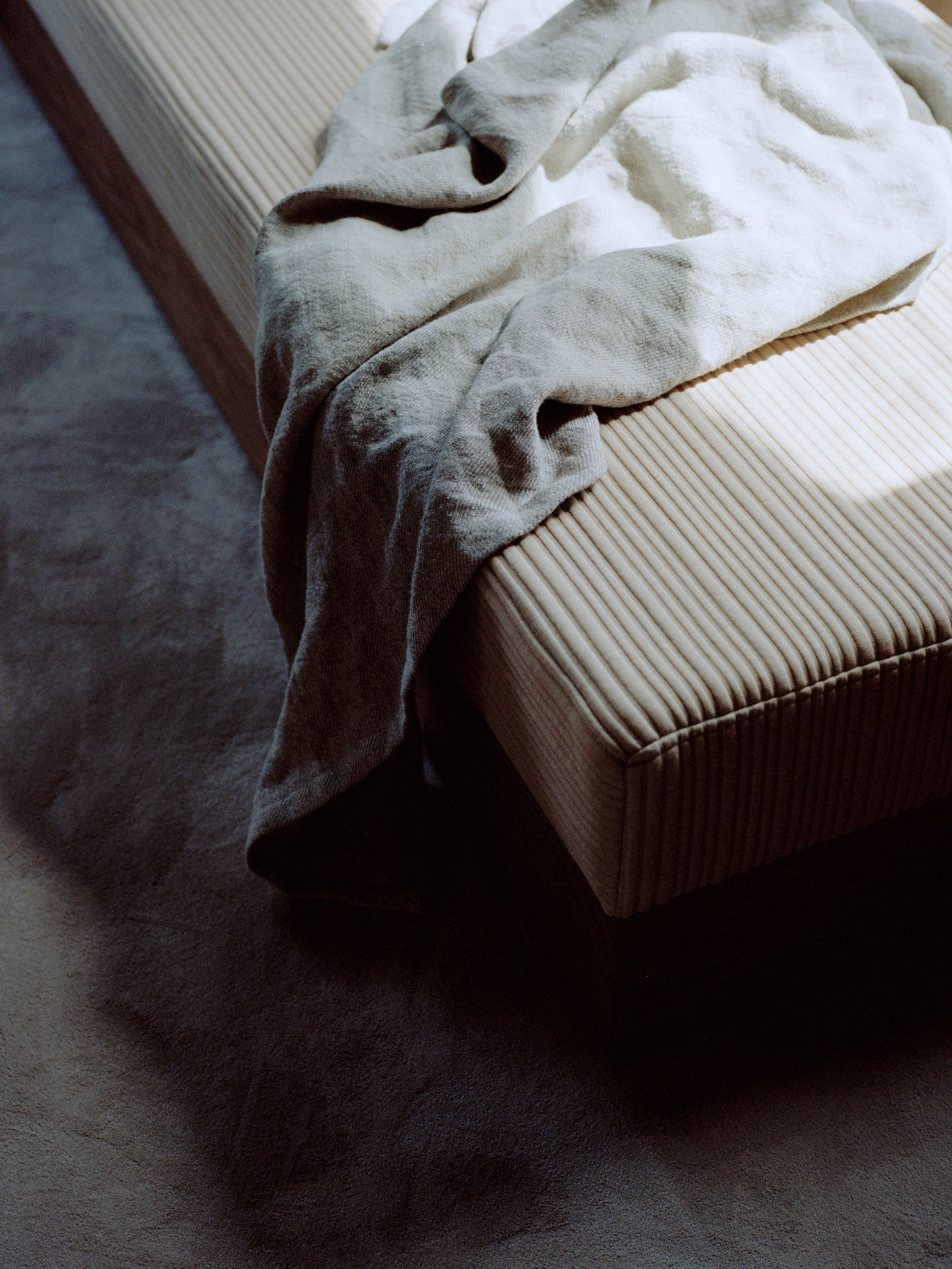 Pohovka MASS čalúnená s dreveným podstavcom