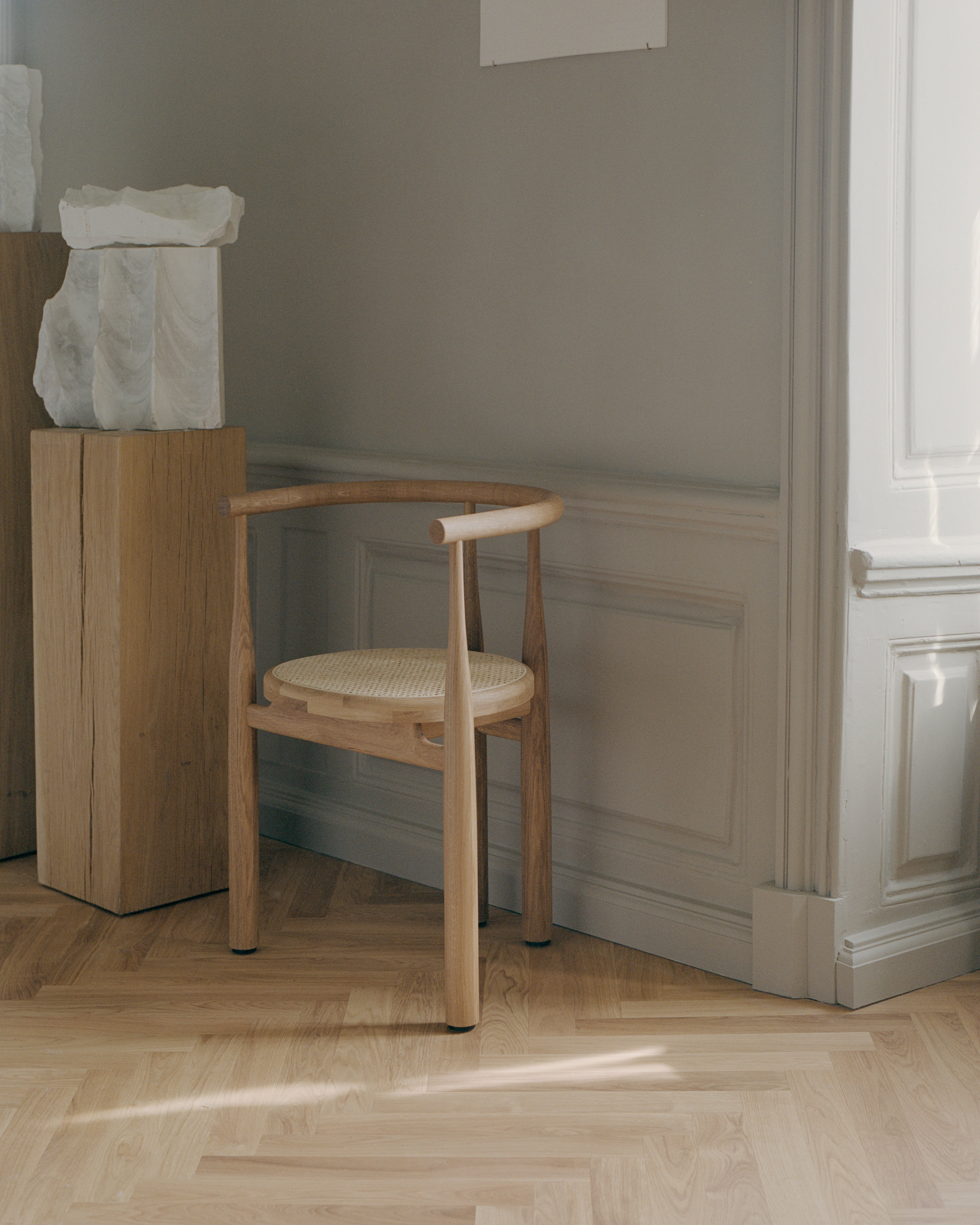 Stolička BUKOWSKI s pleteným sedadlom a dubovým podstavcom