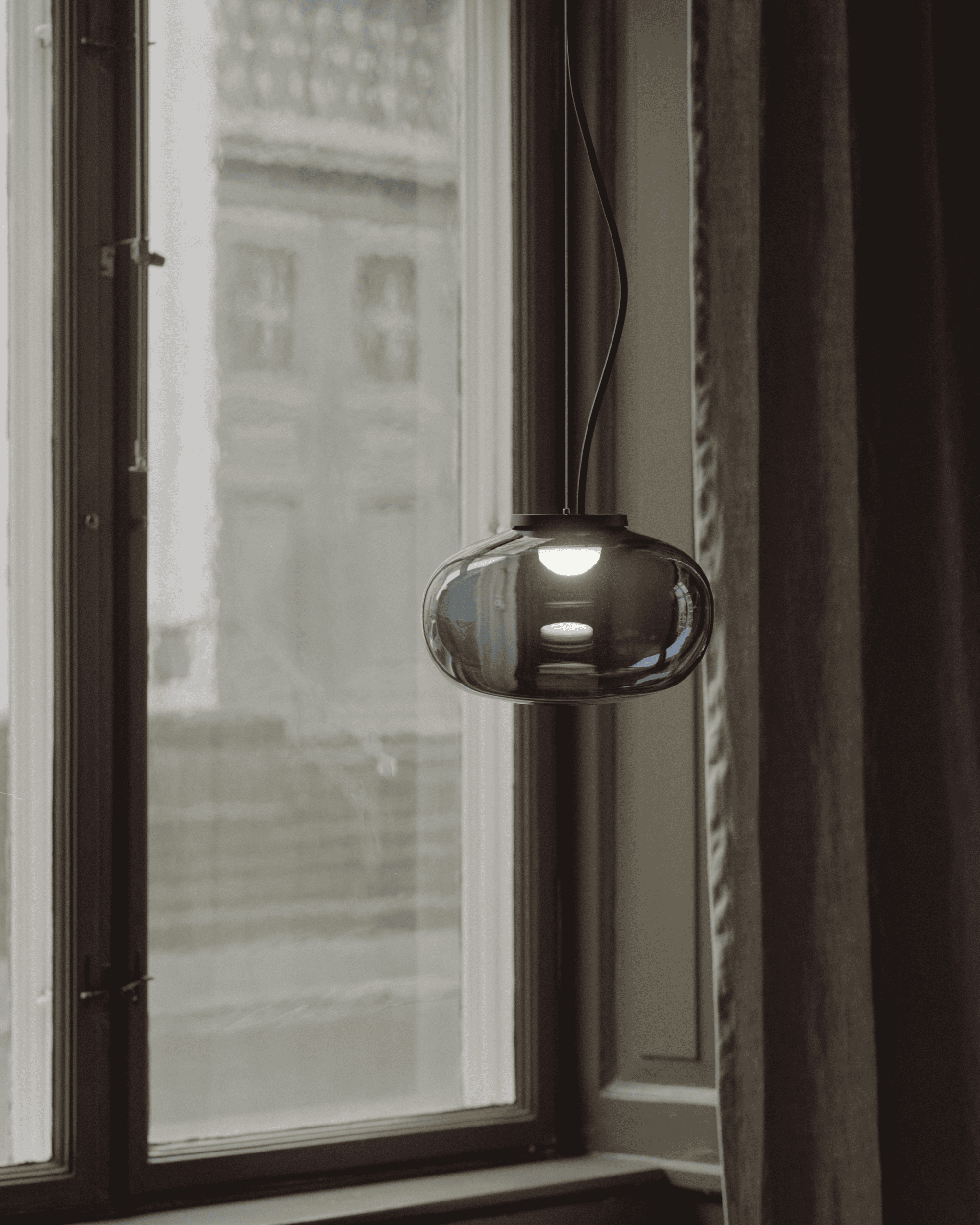 Závesná lampa KARL JOHAN dymové sklo