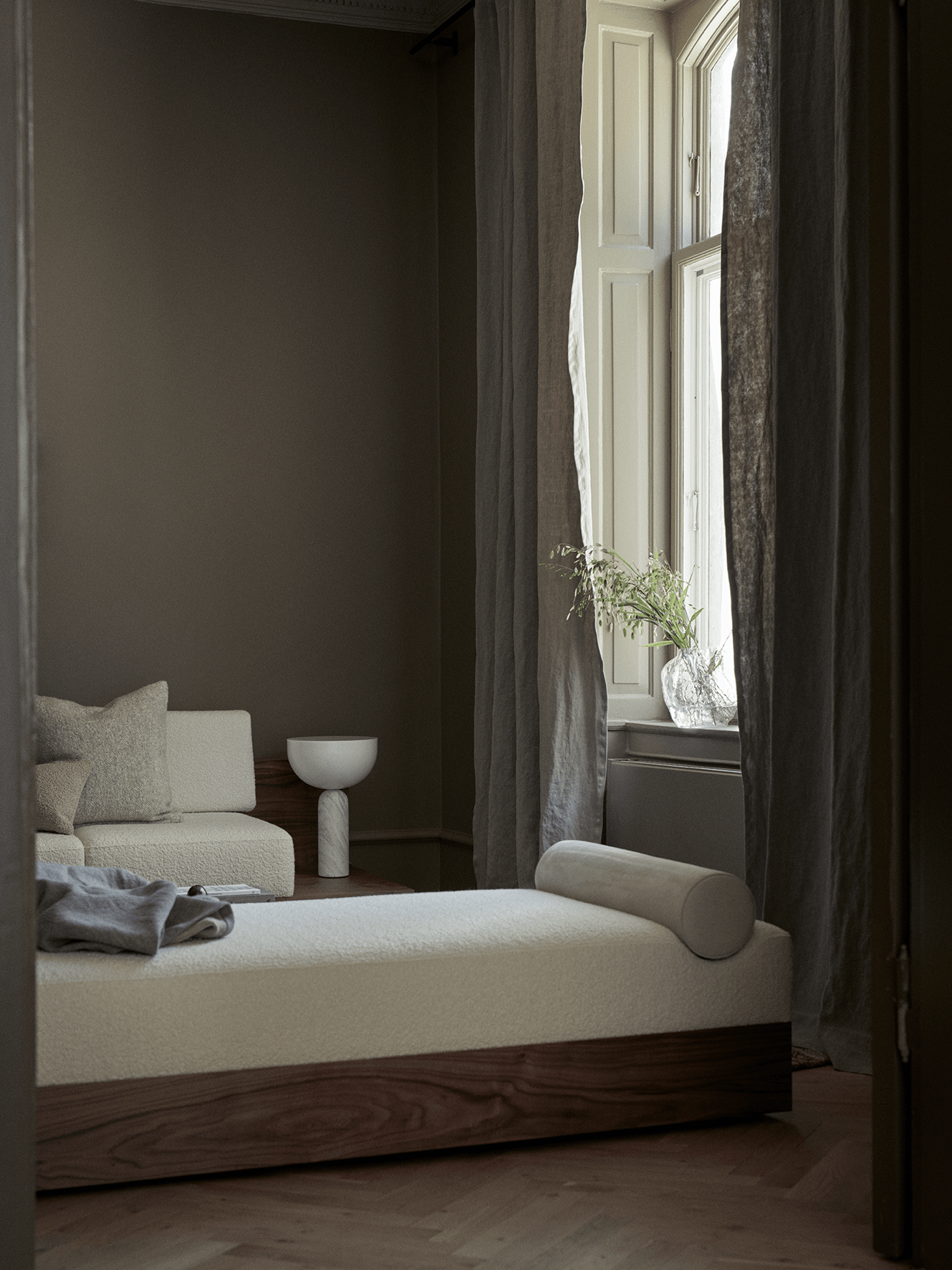 Pohovka MASS čalúnená s dreveným podstavcom