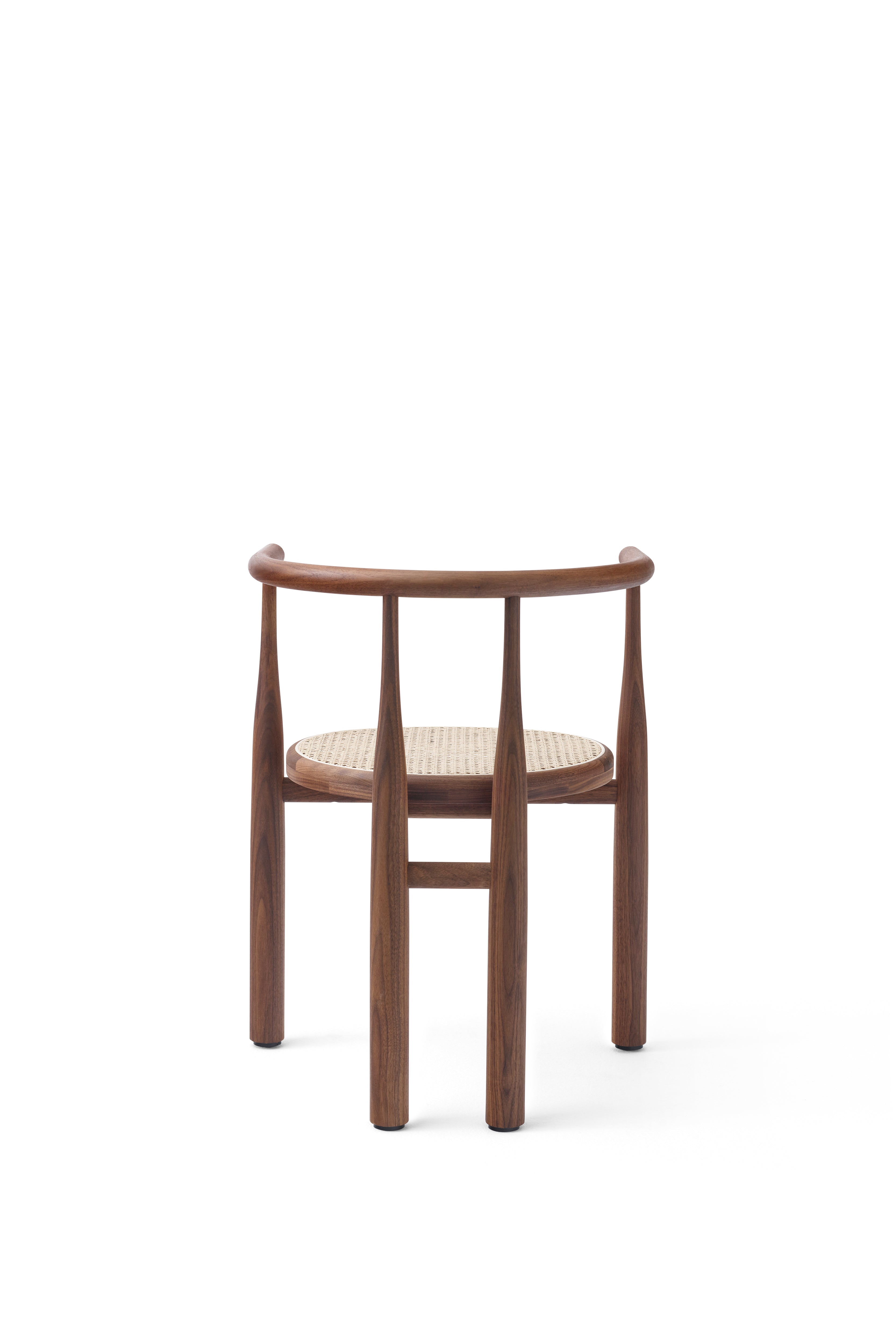 Stolička BUKOWSKI s pleteným sedadlom a orechovým podstavcom