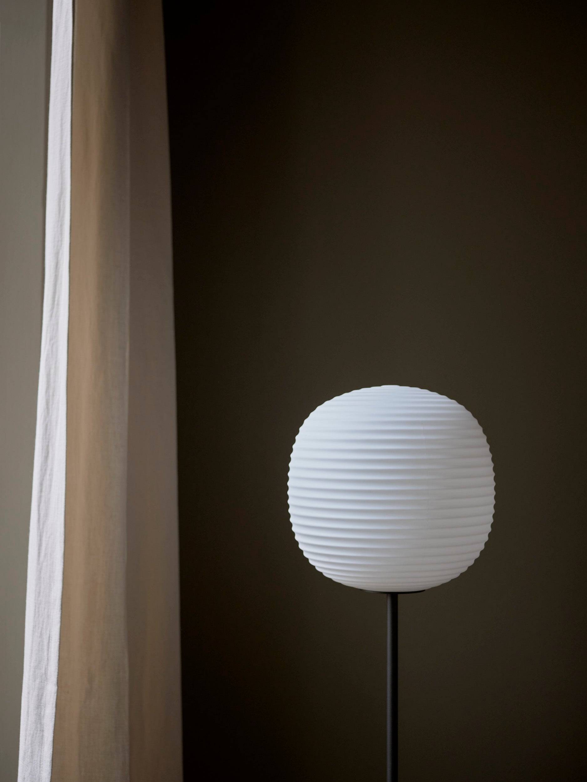 Stojaca lampa LANTERN biela s čiernym podstavcom