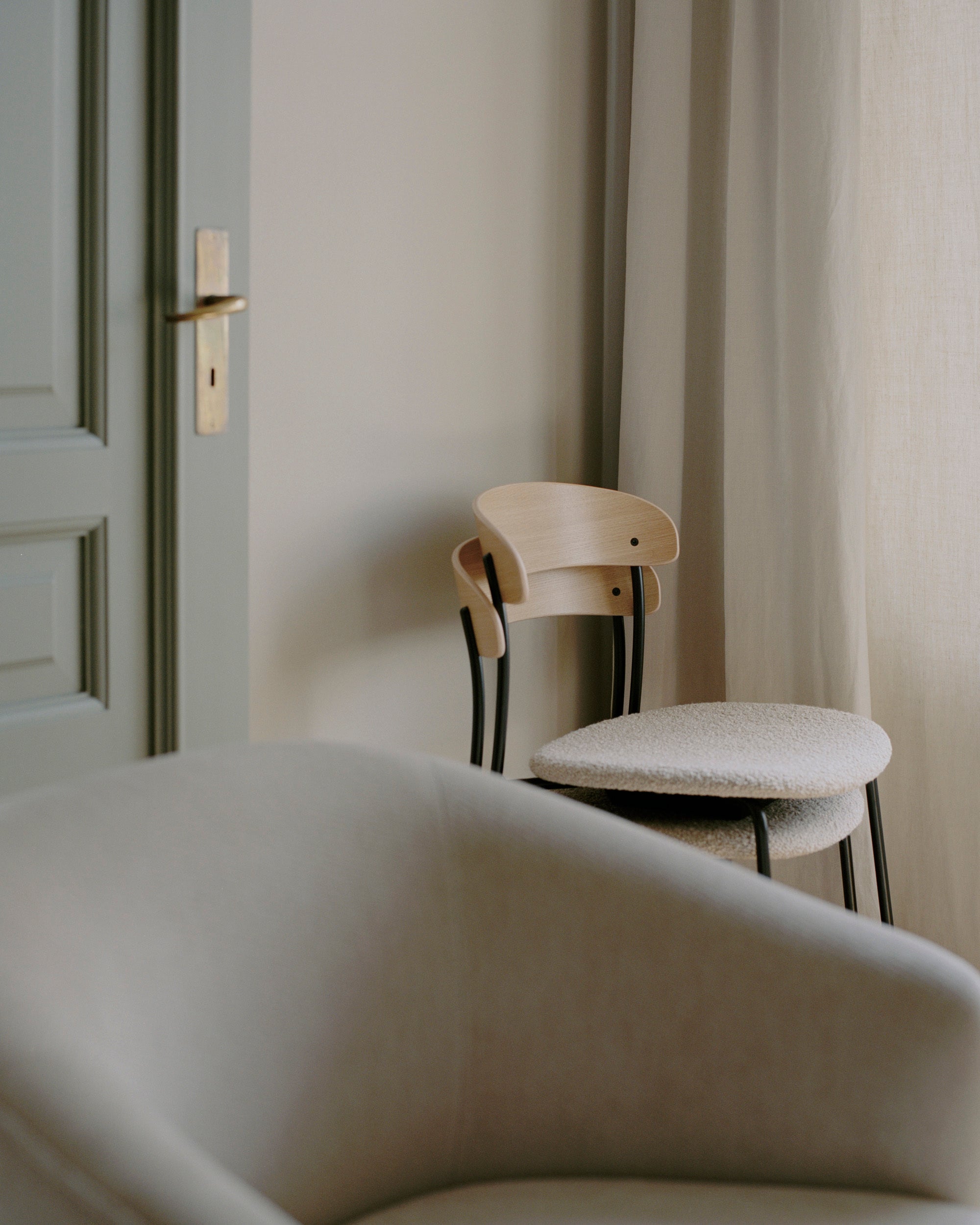 Čalúnená stolička MISSING s dubovou dyhou