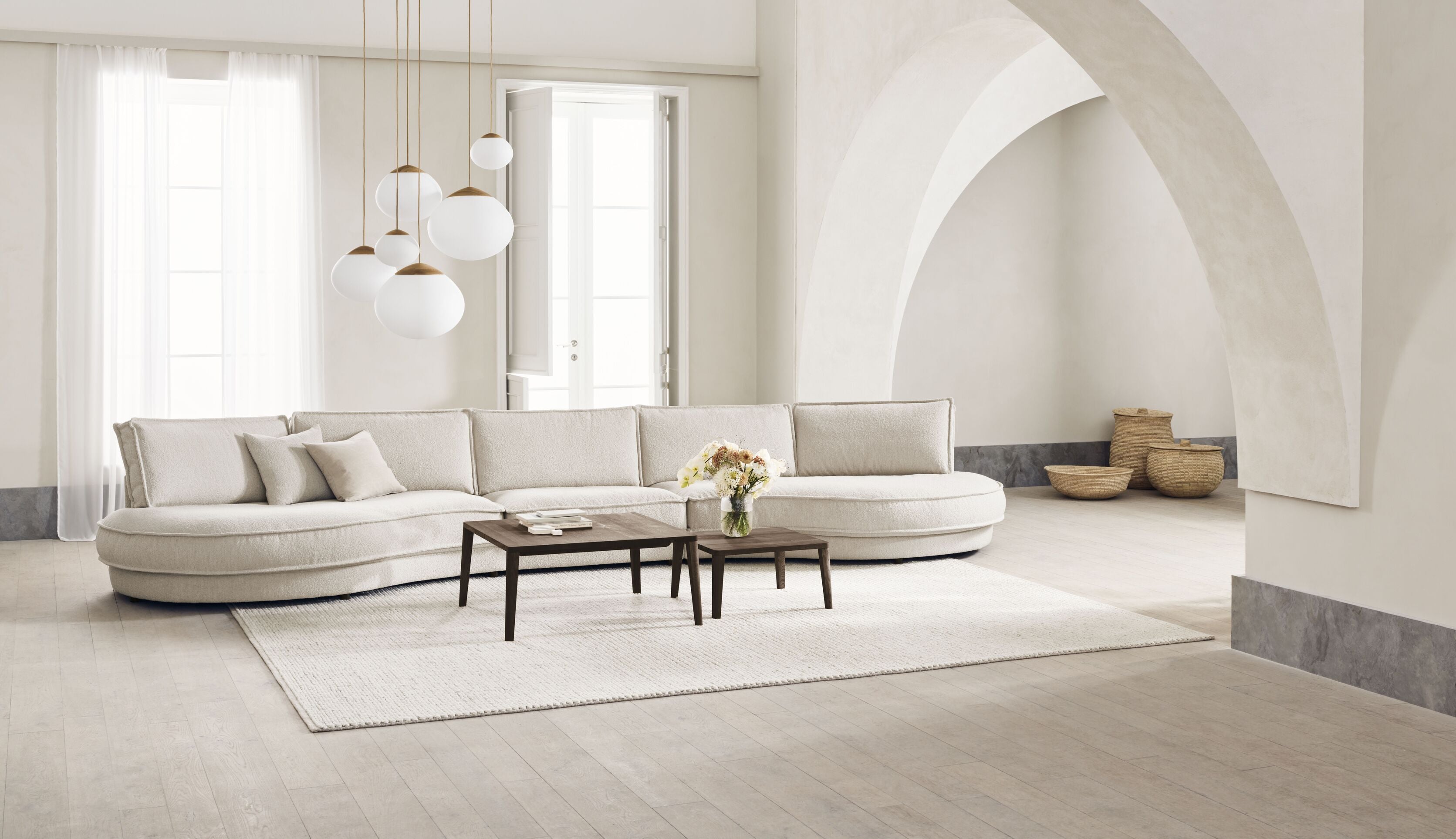 Sofa 2-modulová zaoblená čalúnená NOORA s dubovým podstavcom