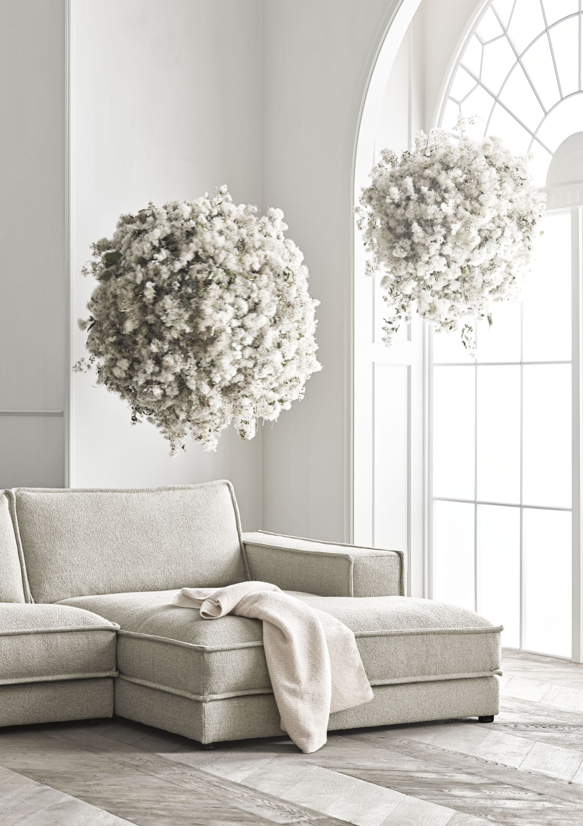 Modulárna pohovka NOORA - ľavostranný szezlong s dubovým podstavcom