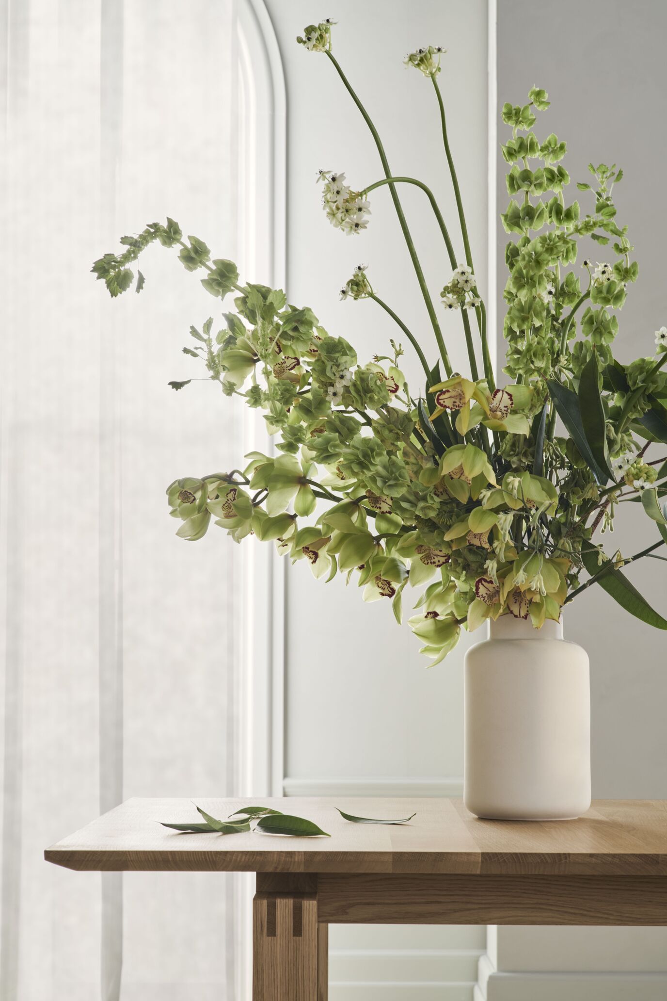 Stôl NORD bielené dubové drevo s čiernym podstavcom