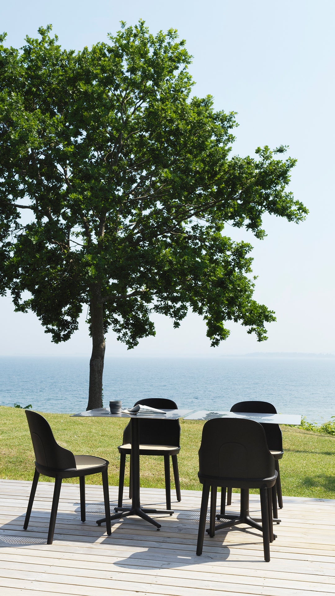 Kavárenský stôl okrúhly ALLEZ s drevenou doskou a čiernou základňou