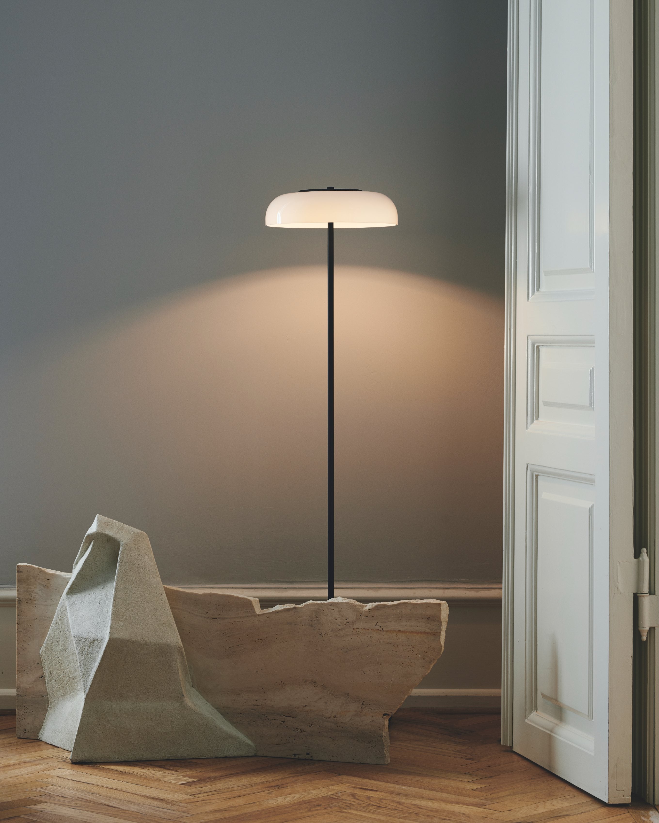 Podlahová lampa BLOSSI čierna s opálovým sklom