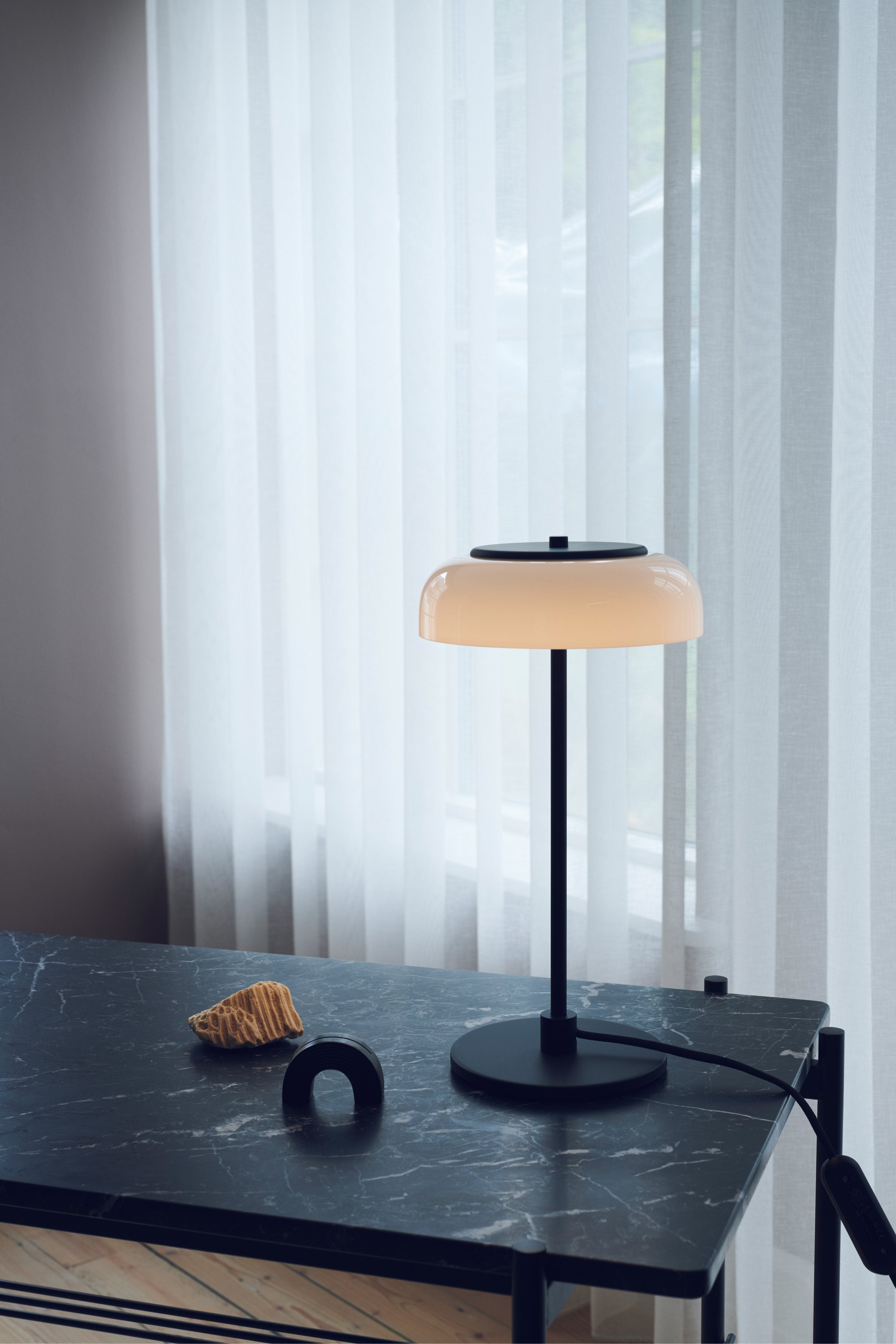 Stolná lampa BLOSSI čierna s opálovým sklom