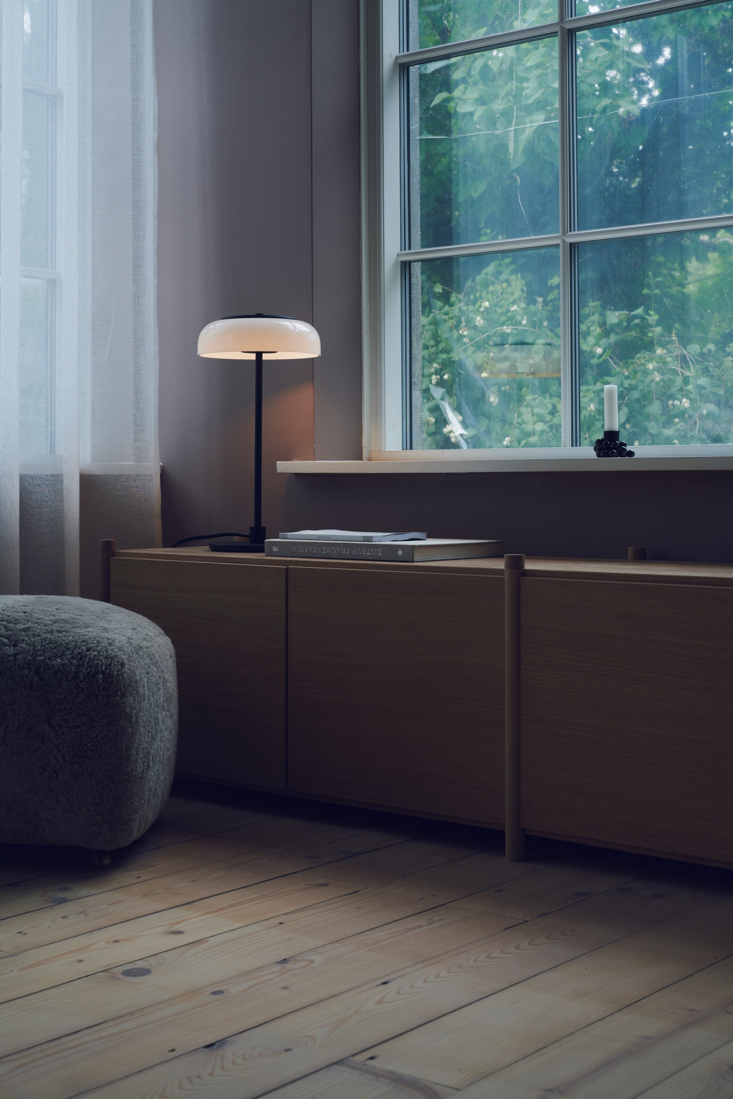 Stolná lampa BLOSSI čierna s opálovým sklom