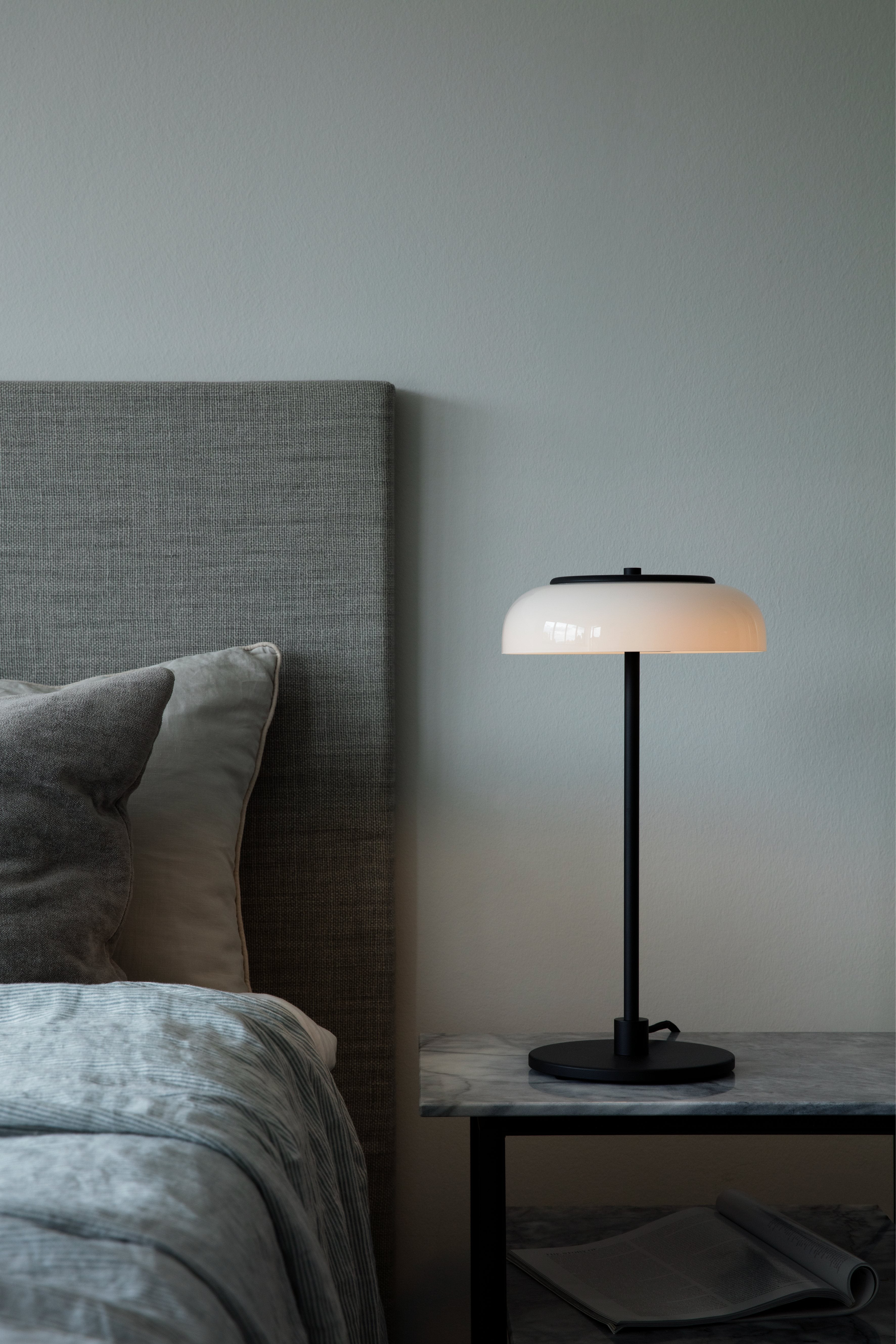 Stolná lampa BLOSSI čierna s opálovým sklom