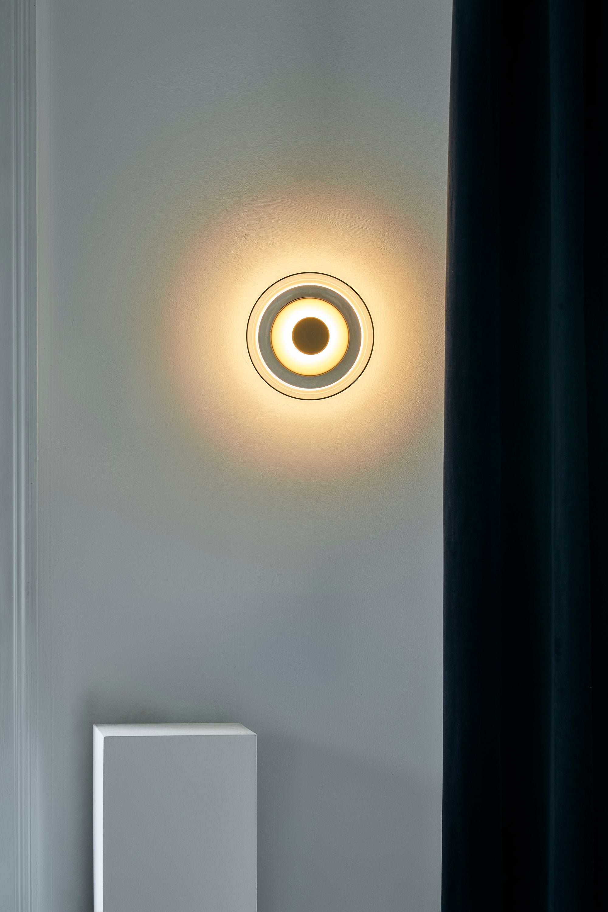 Nástenná lampa BLOSSI zlatá s opálovým sklom