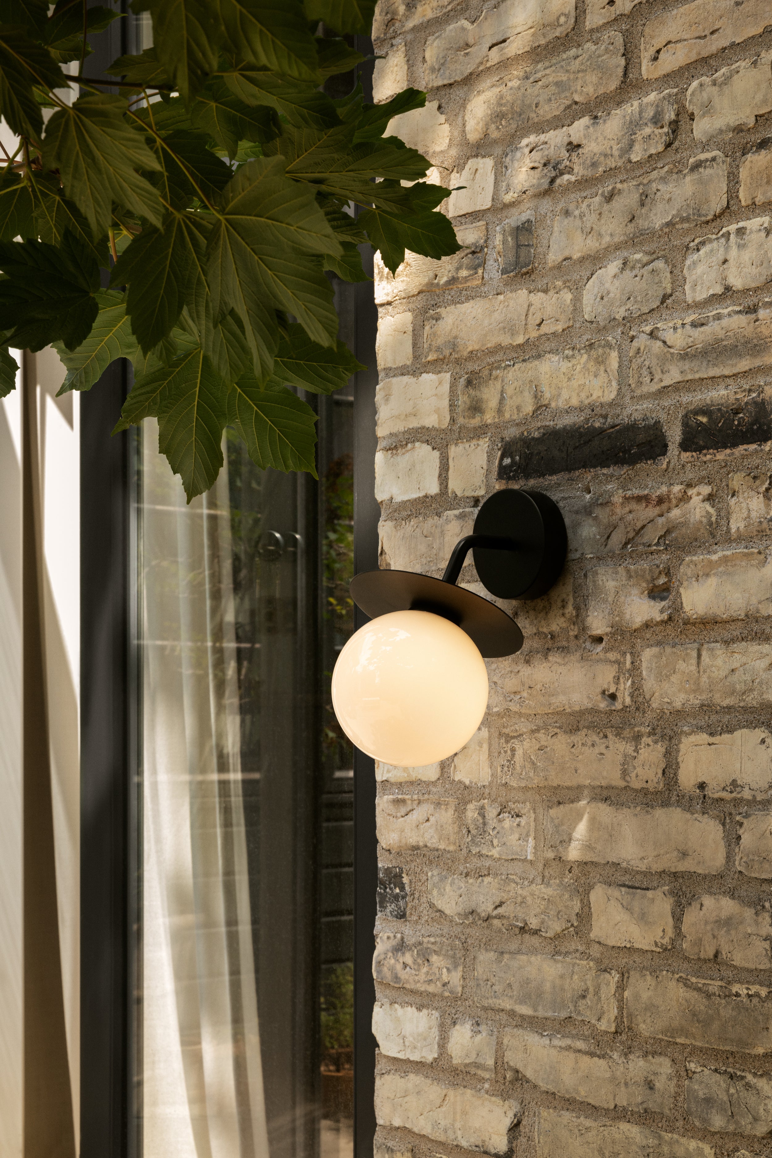 Exteriérová nástenná lampa LIILA čierna s opálovým sklom