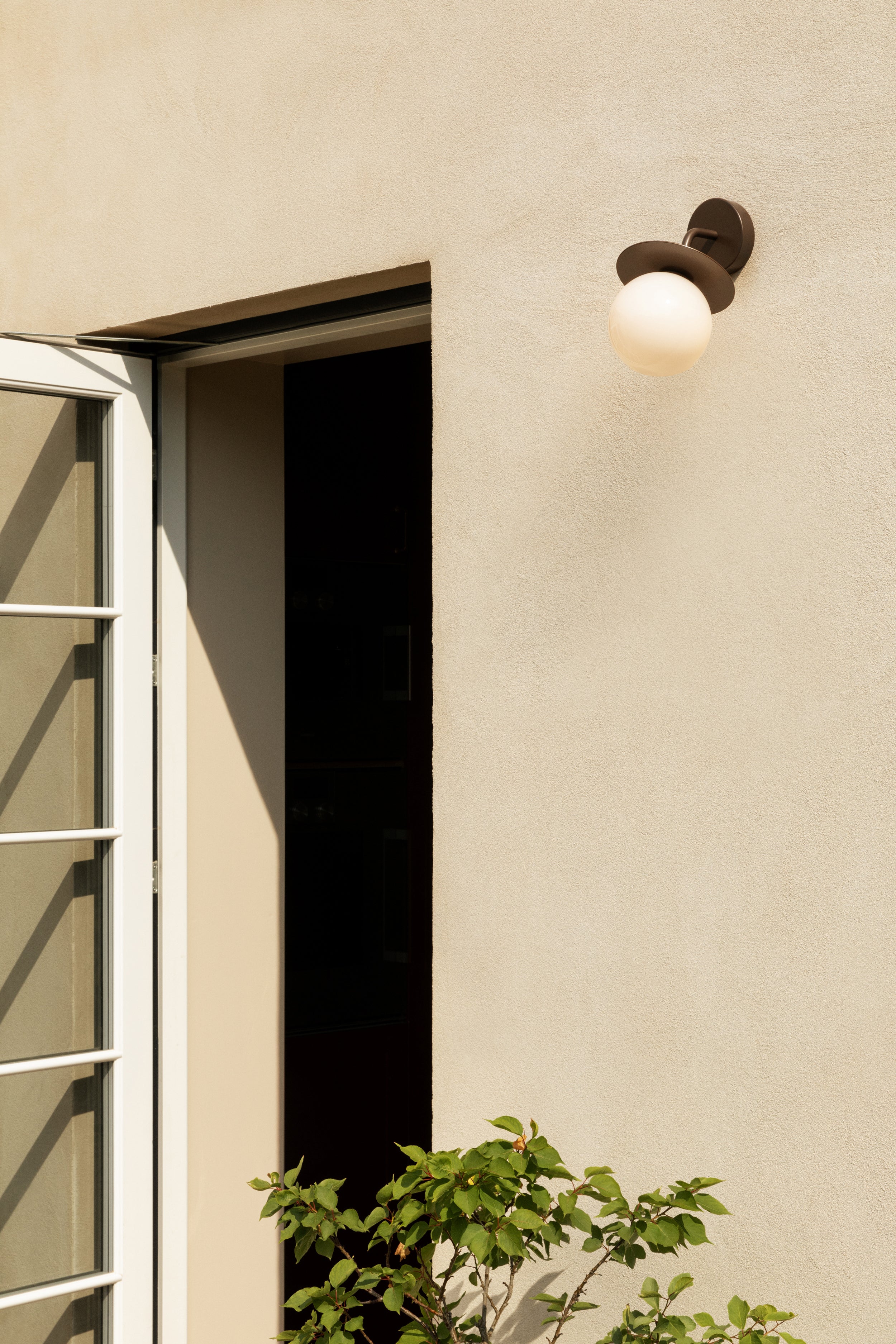 Závesná vonkajšia lampa LIILA tmavohnedá s opálovým sklom