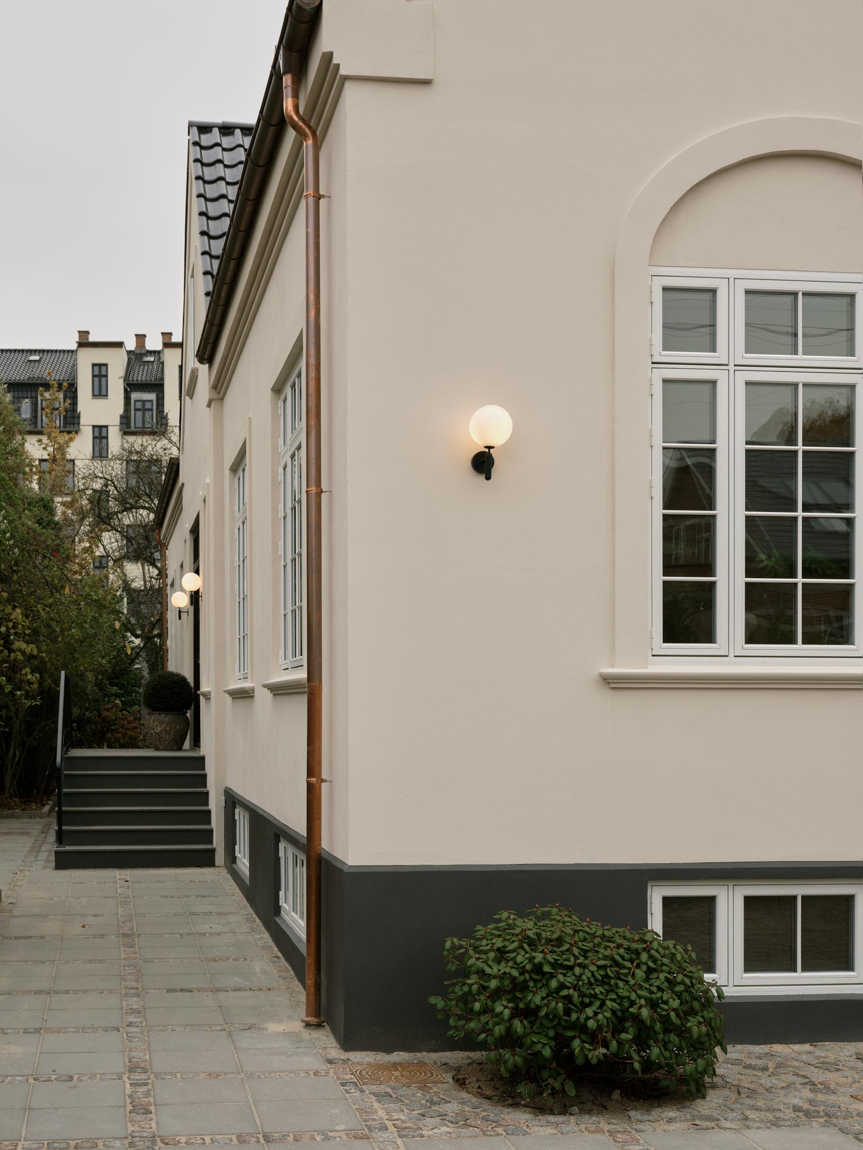 Záhradná nástenná lampa MIIRA čierna s opálovým sklom