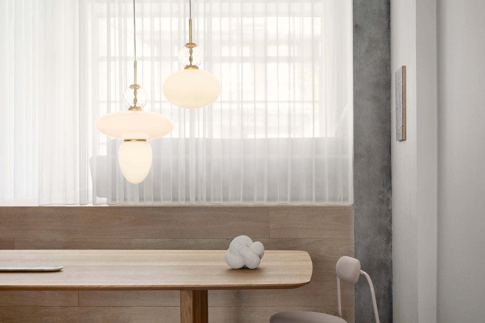 Závesná lampa RIZZATTO 32 mosadzná s opálovým sklom