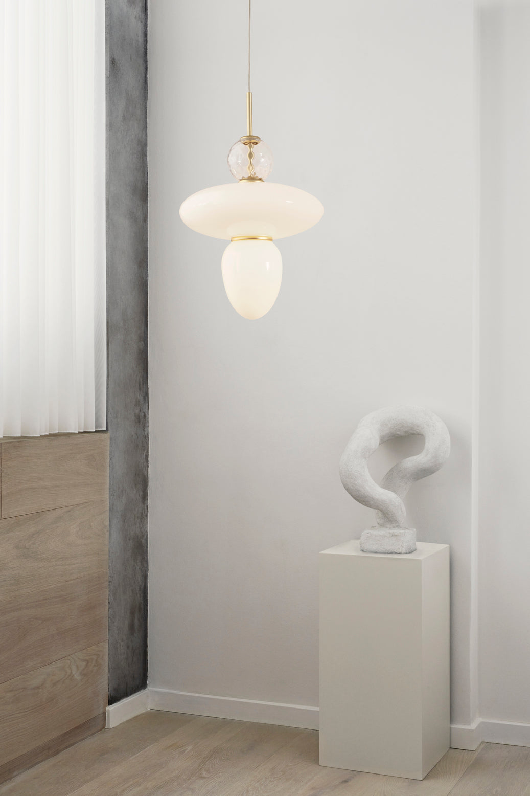 Závesná lampa RIZZATTO 43 mosadzná s opálovým sklom