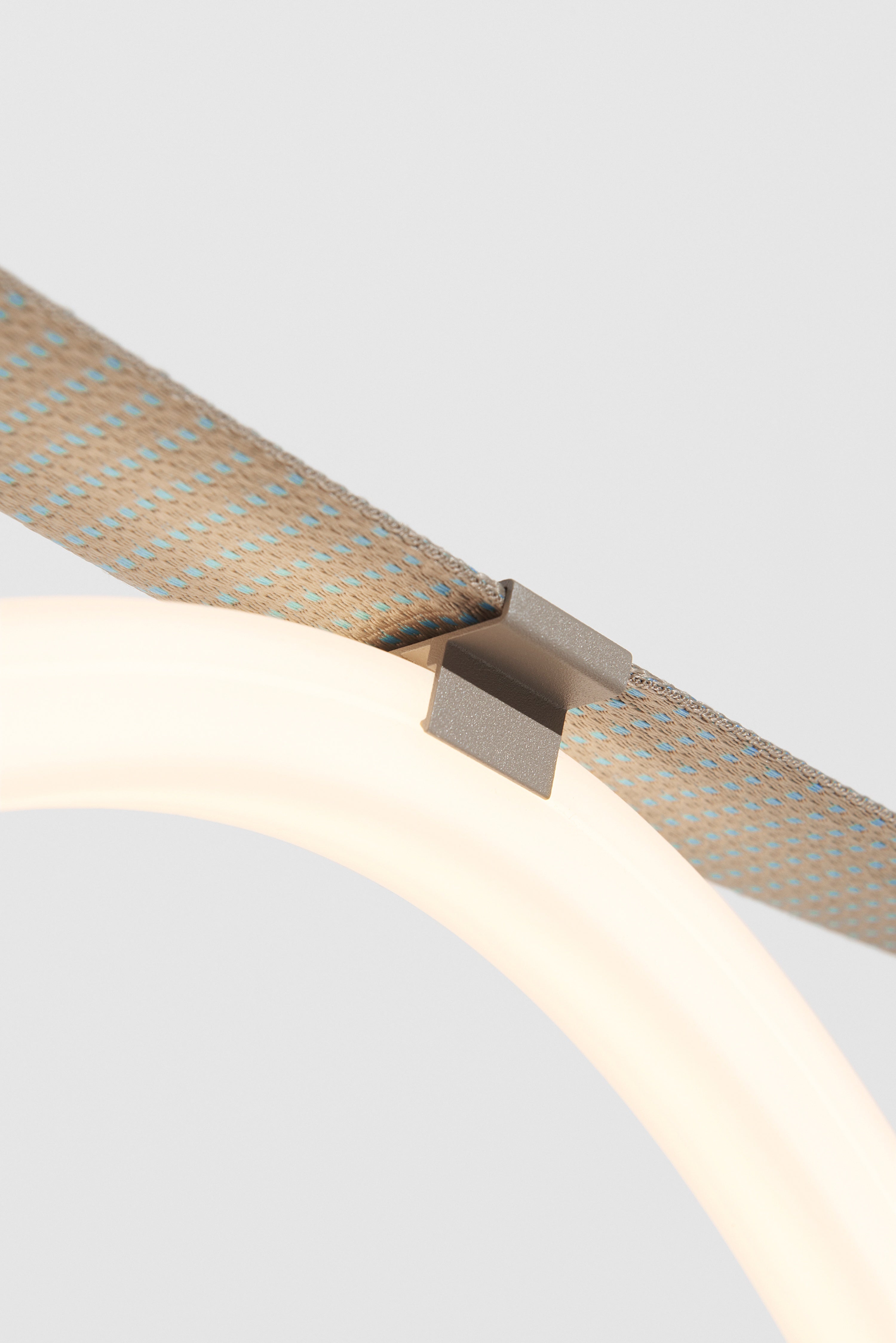 Lampa visiacá SPLINE béžová s modrou