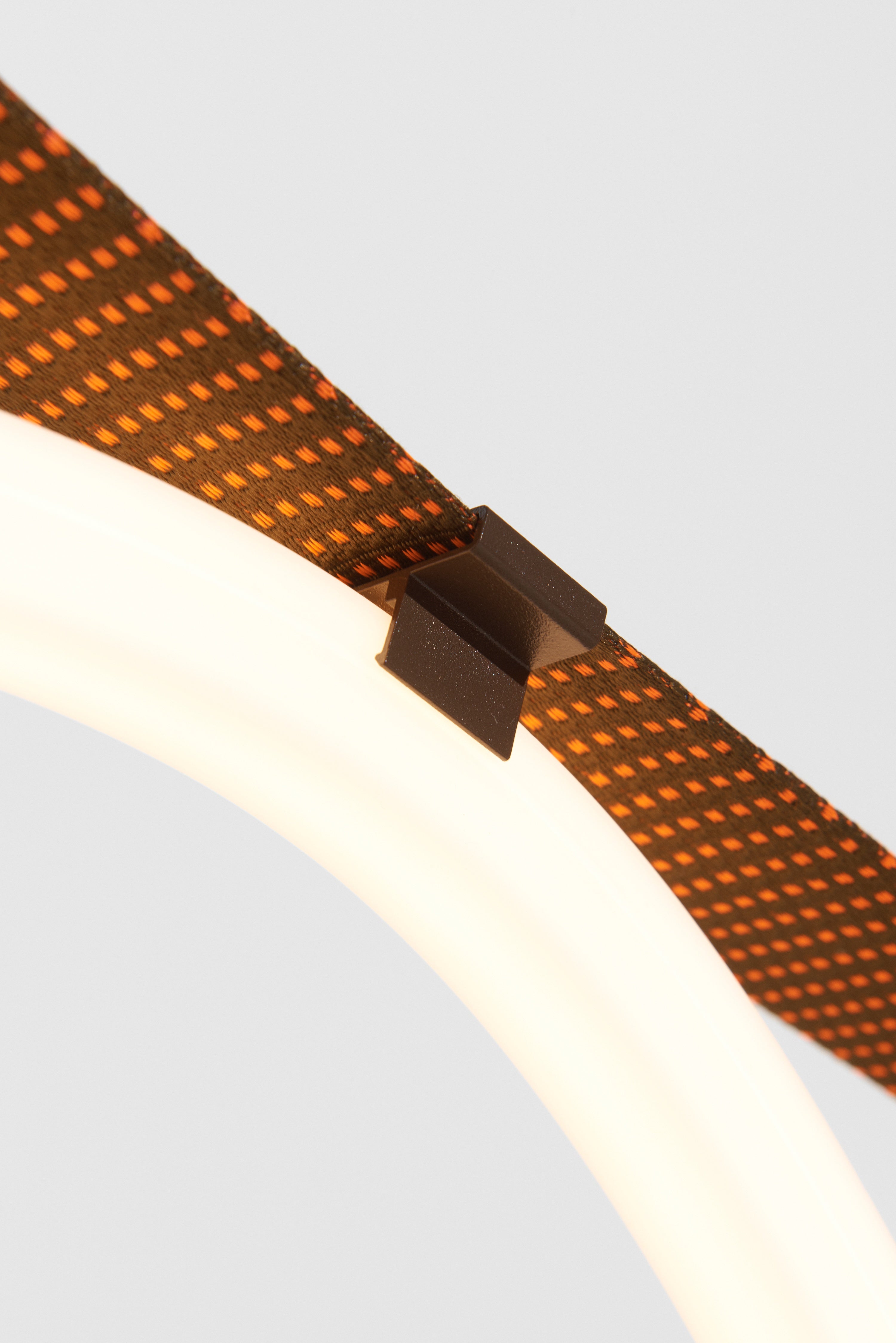 Lampa visiacá SPLINE hnedá s oranžovou
