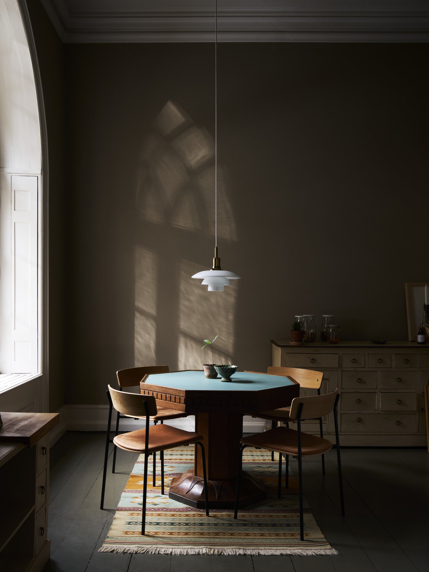 Závesná lampa PH 3/2 biela s mosadzným povrchom