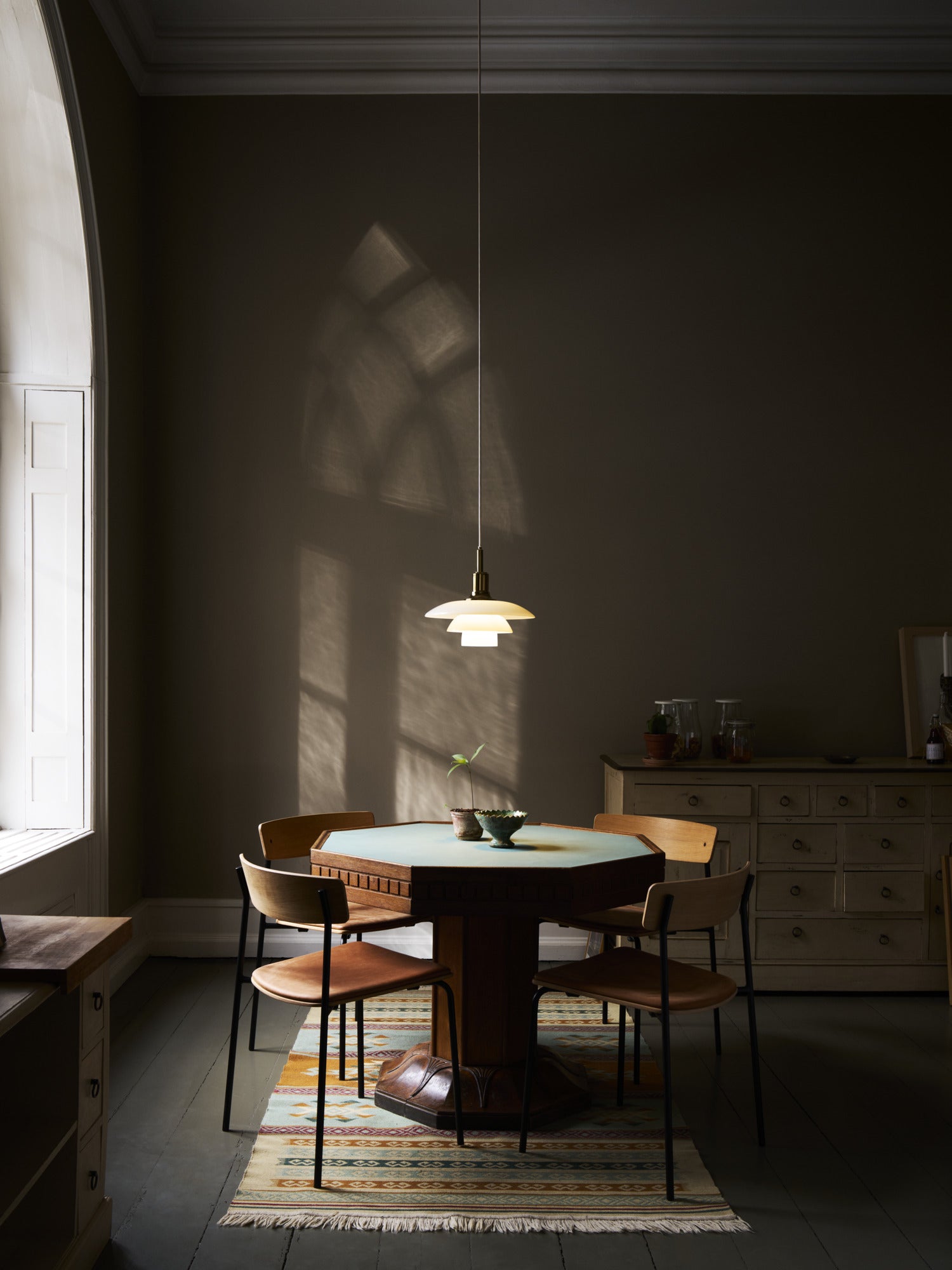 Závesná lampa PH 3/2 biela s mosadzným povrchom