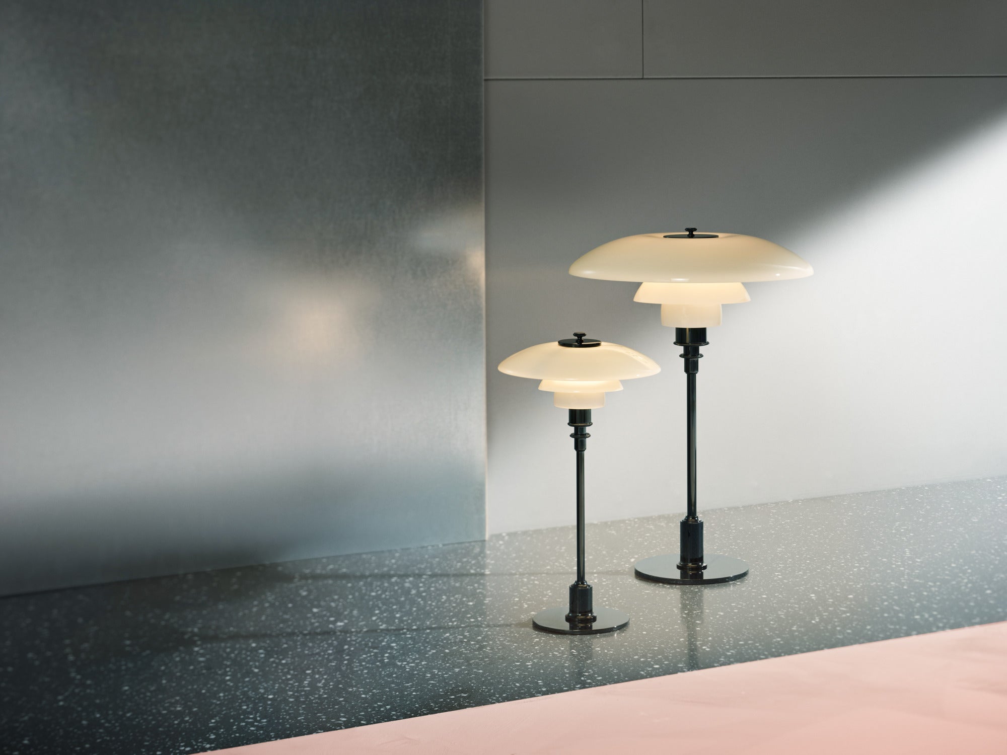 Stolná lampa PH 2/1 biela s čiernym podstavcom