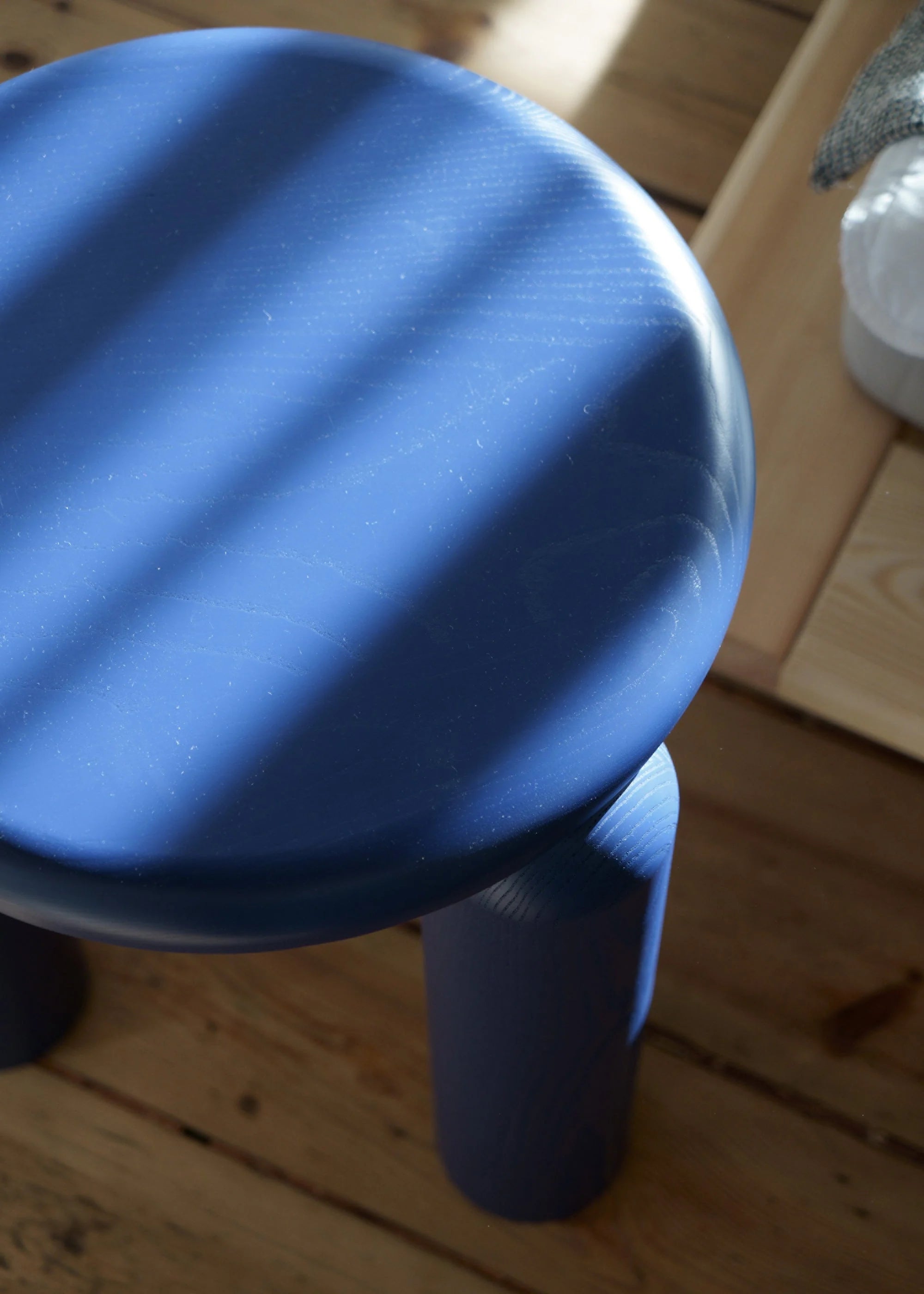 Bočný stolík NEO kobaltové jaseňové drevo