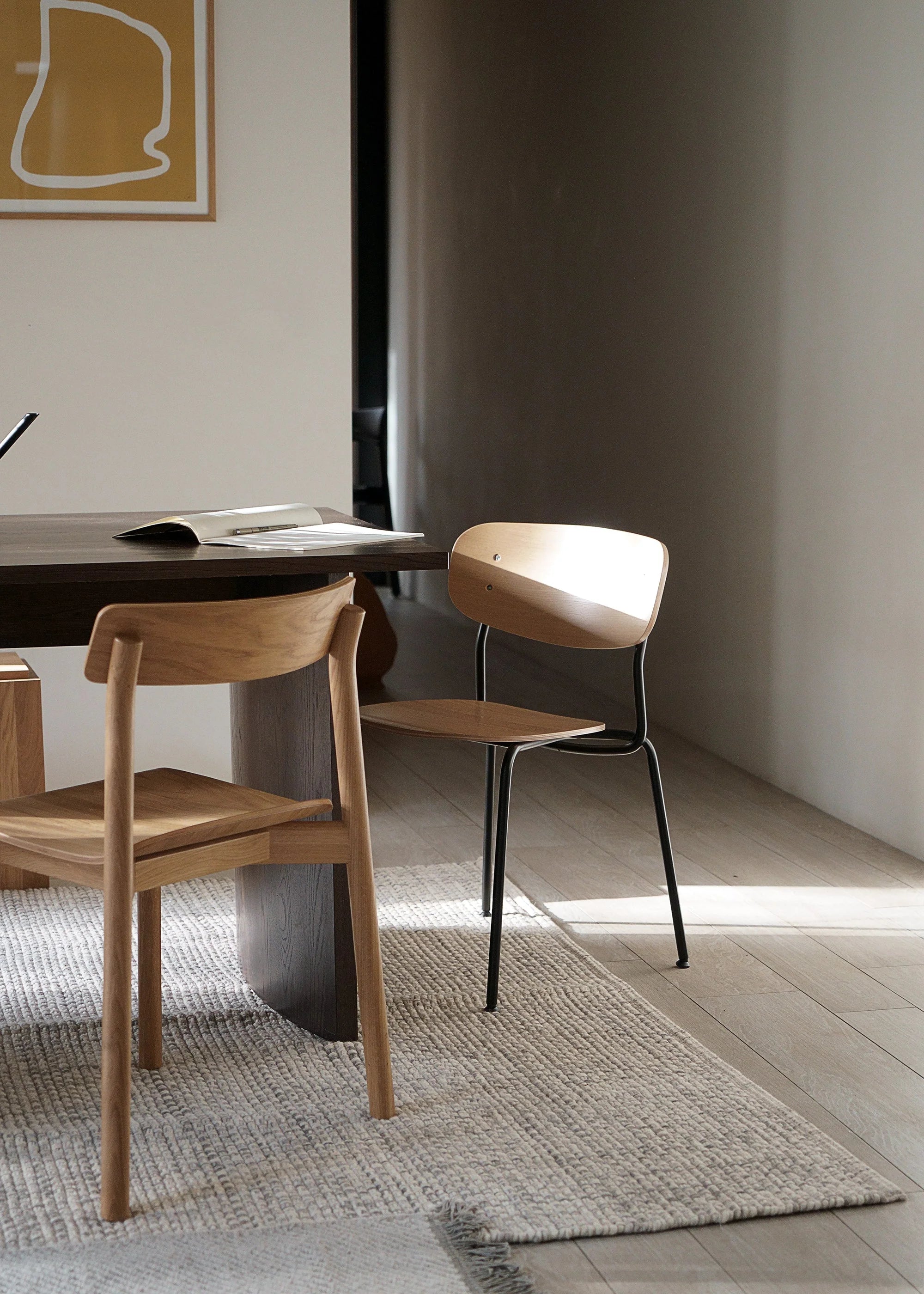 Stolička SPLOT z dubového dreva s čiernym podstavcom