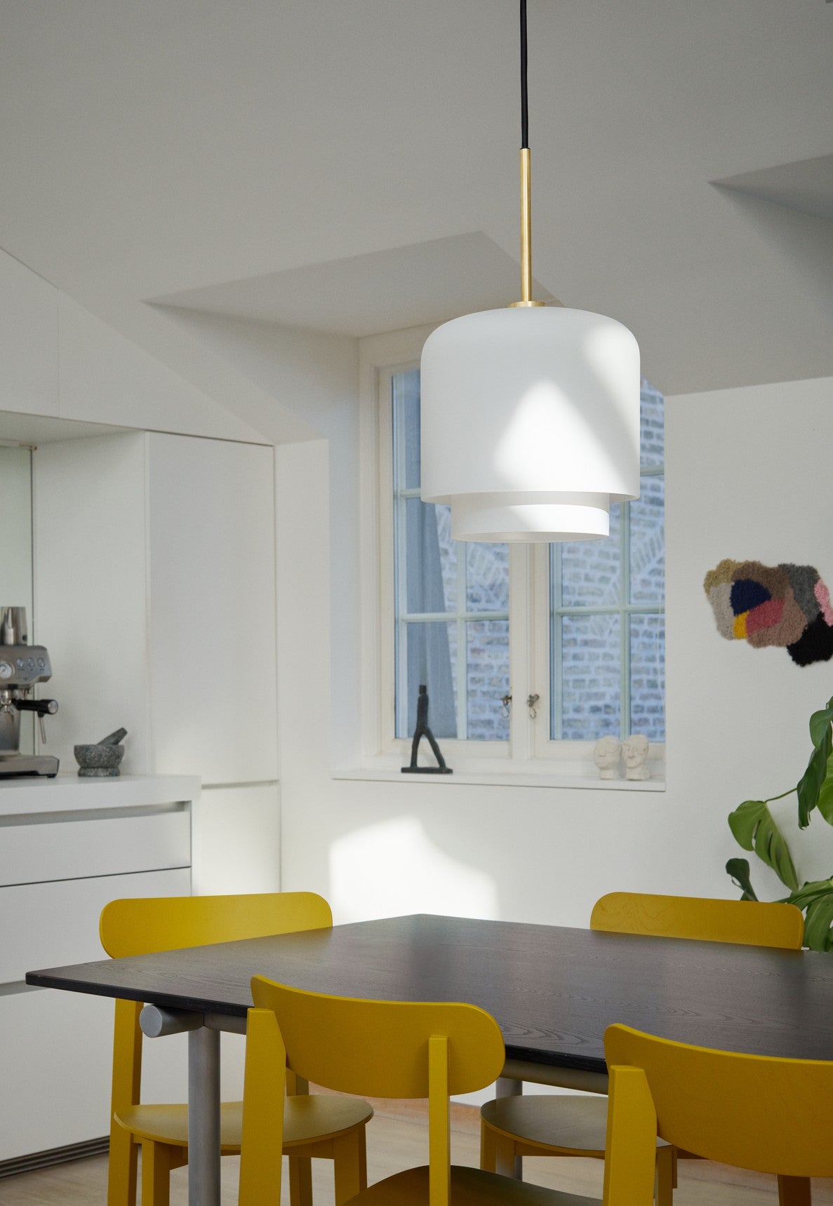 Závesná lampa MEGUMI biela s mosadzným povrchom