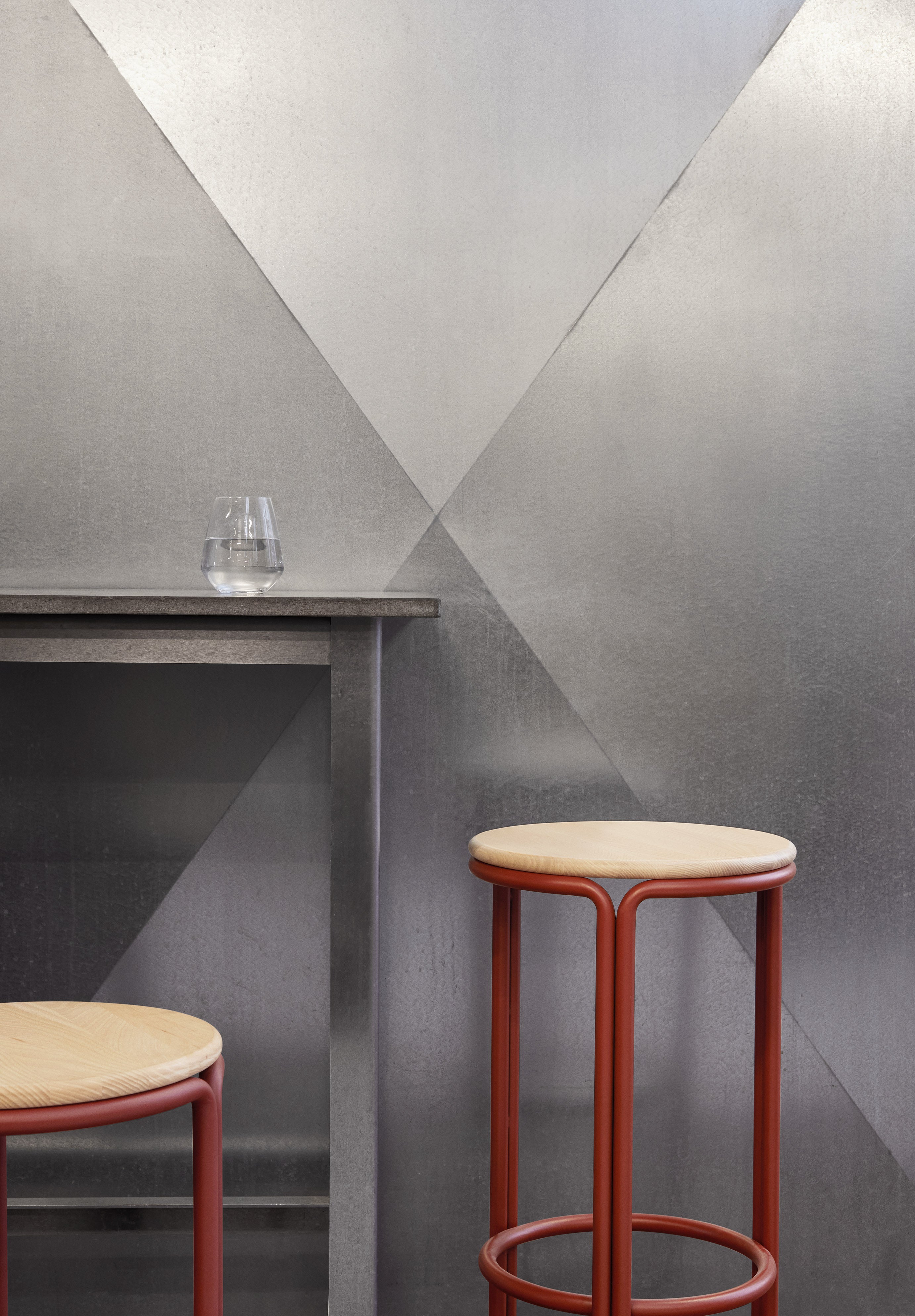 Hoker HARDIE červený s prírodným sedadlom