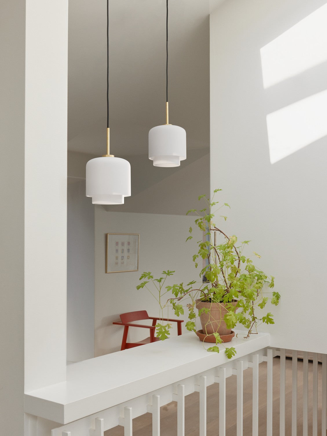 Závesná lampa MEGUMI biela s mosadzným povrchom