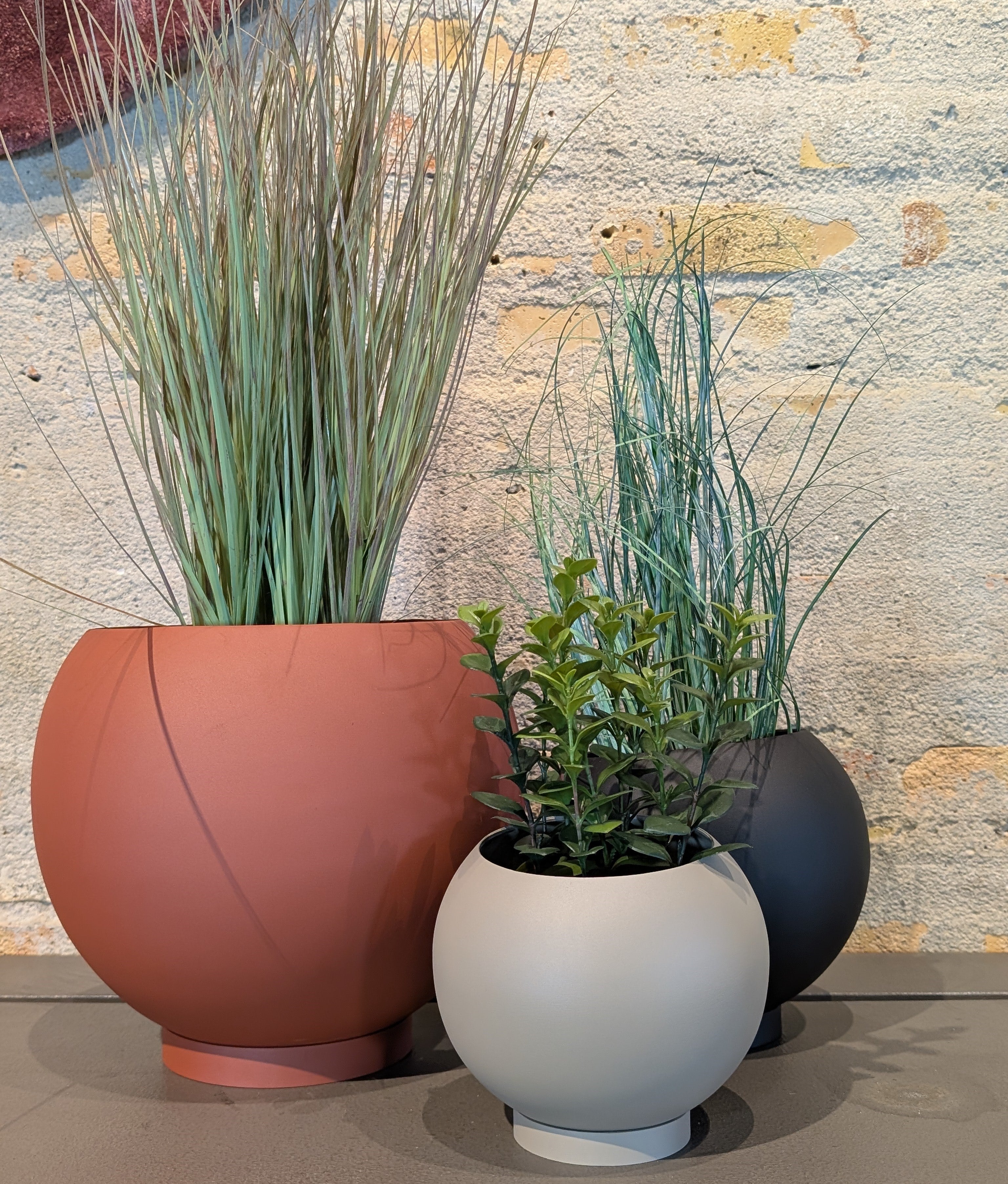 GLOBE taupe standing planter