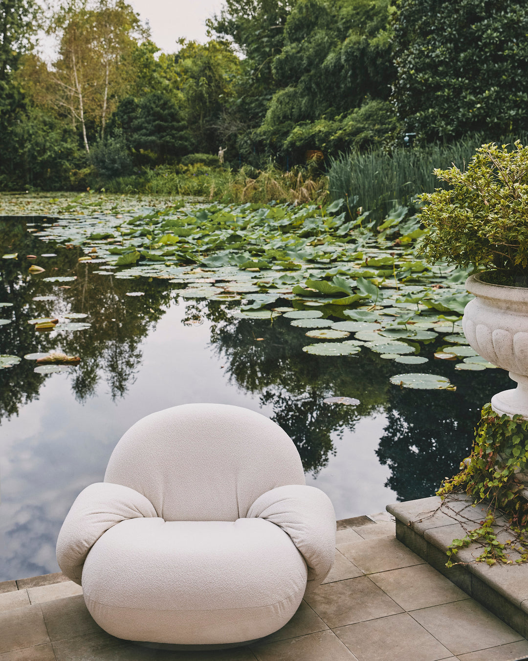 Záhradné kreslo s opierkami PACHA čalúnené so zlatým podstavcom