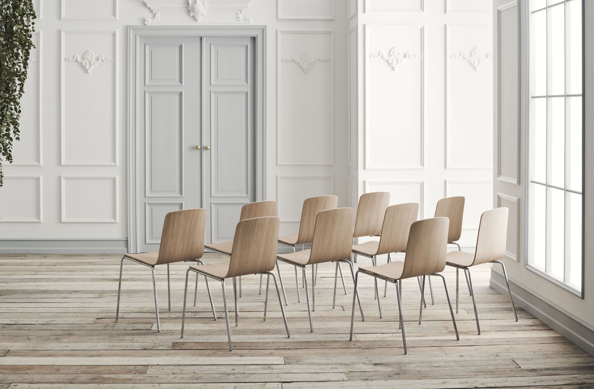 Stolička PALM čierny dubový dyha s kovovou základňou