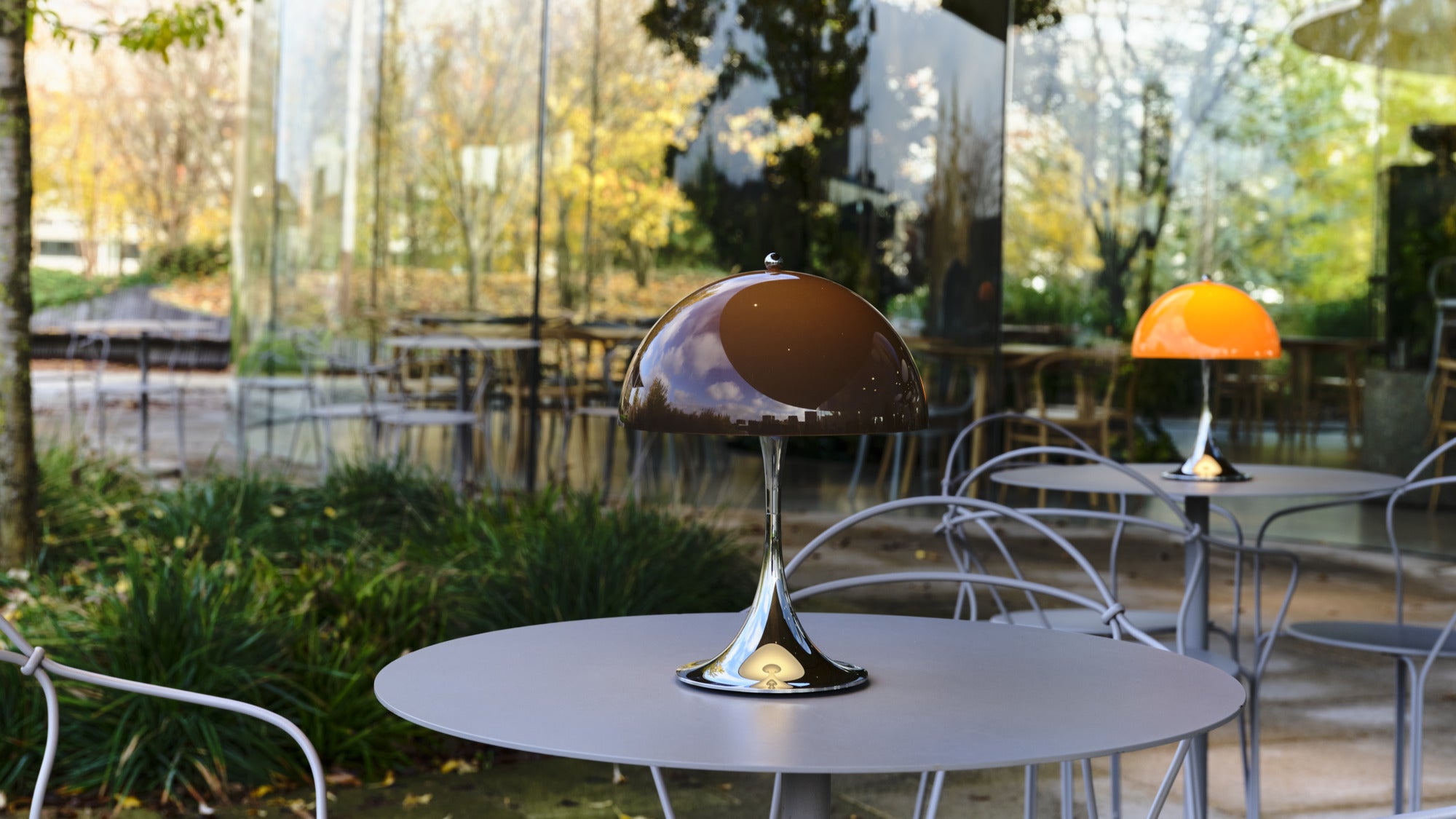 Prenosná lampa PANTHELLA 250 hnedá s chrómovým podstavcom